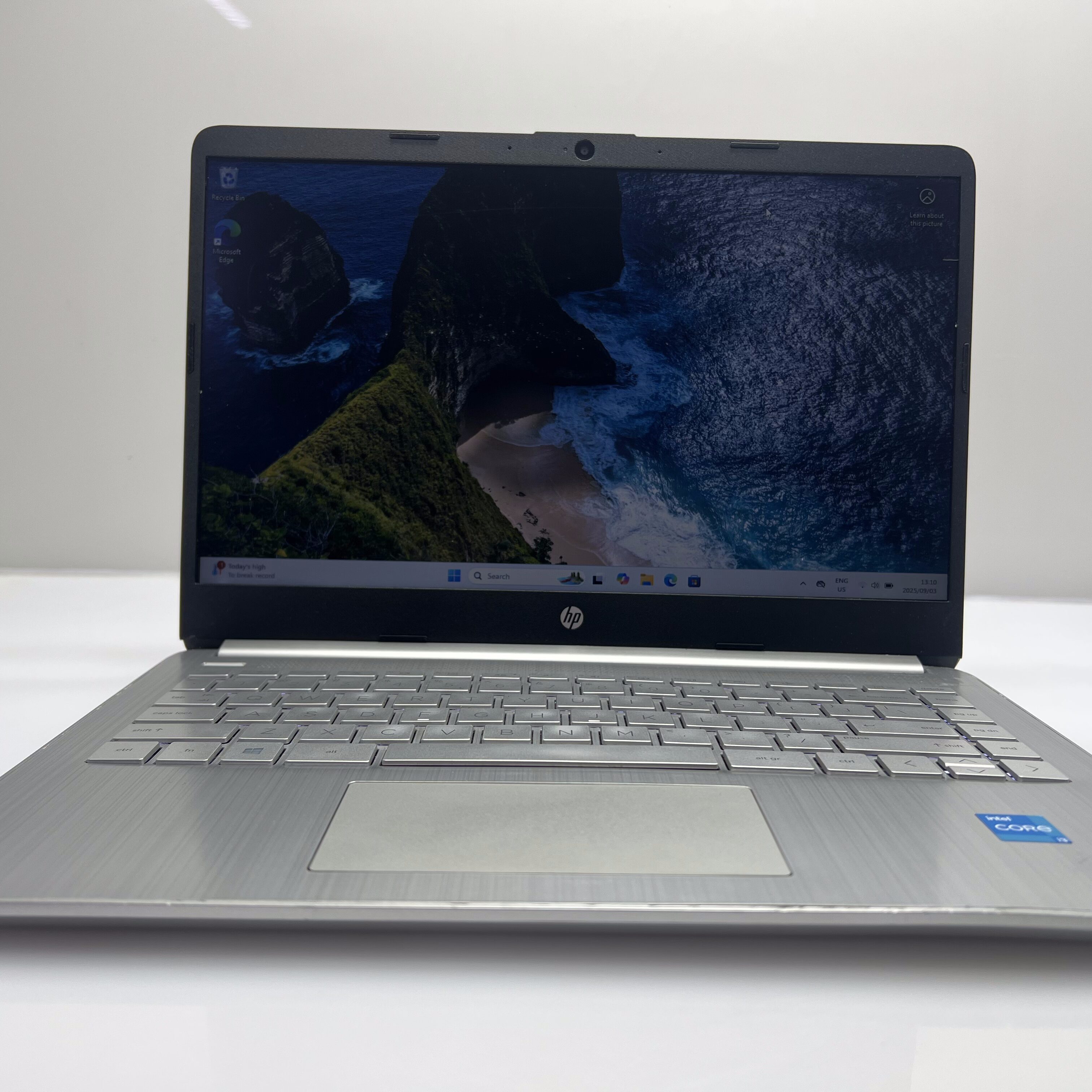 HP 14dq1031 ni "Core i3" 8GB RAM 256GB SSD Silver - Bright Spots | Chipped Casing - Image 3