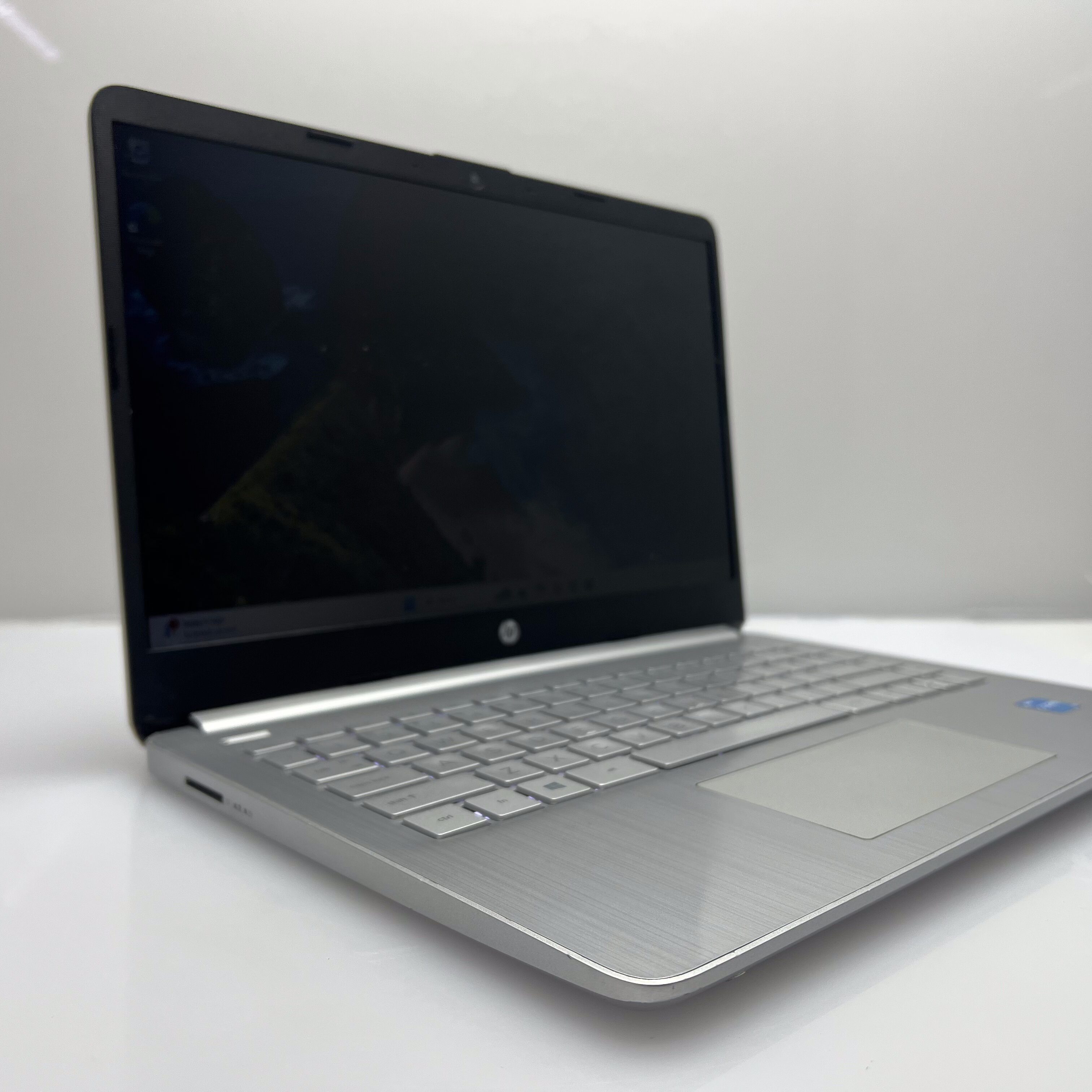 HP 14dq1031 ni "Core i3" 8GB RAM 256GB SSD Silver - Bright Spots | Chipped Casing - Image 2
