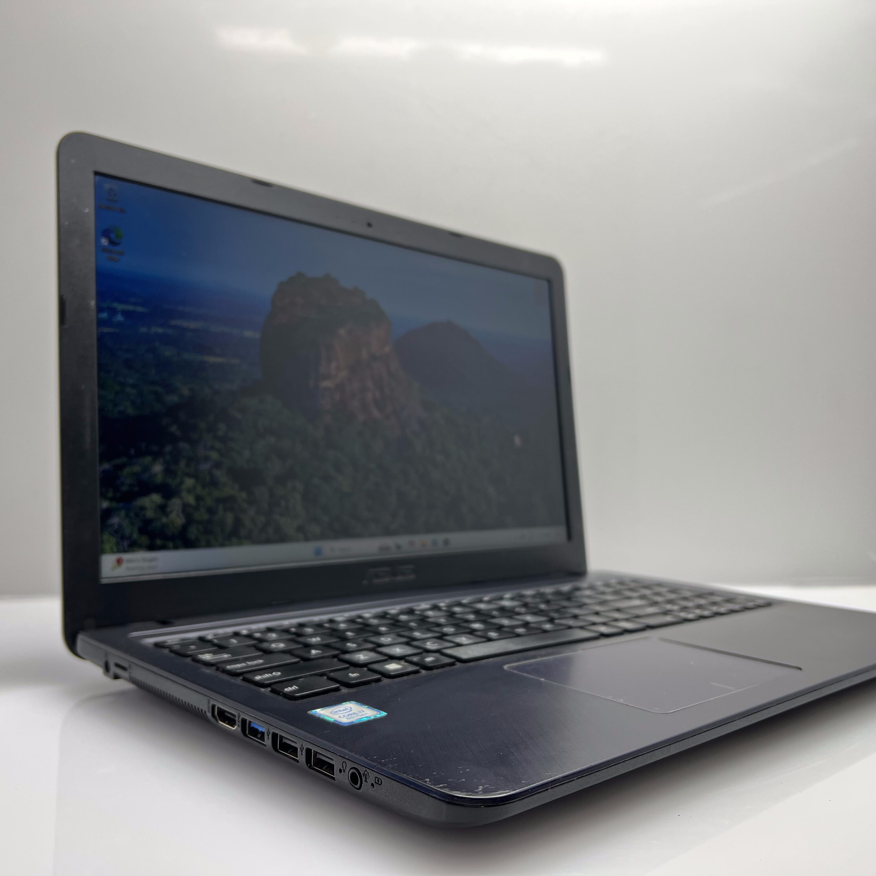 Asus X543U "Core i7" 1.80GHz 8GB RAM 256GB SSD Black - Bright Spots - Image 2