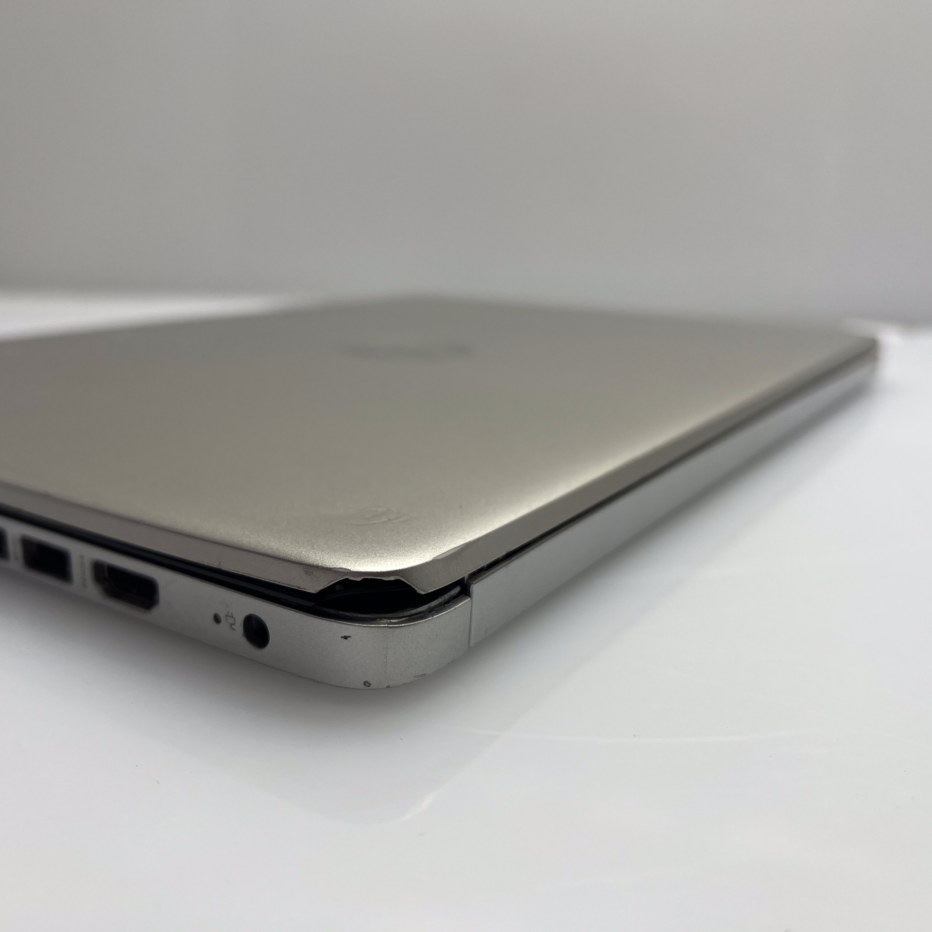 HP 14dq1031 ni "Core i3" 8GB RAM 256GB SSD Silver - Bright Spots | Chipped Casing - Image 7