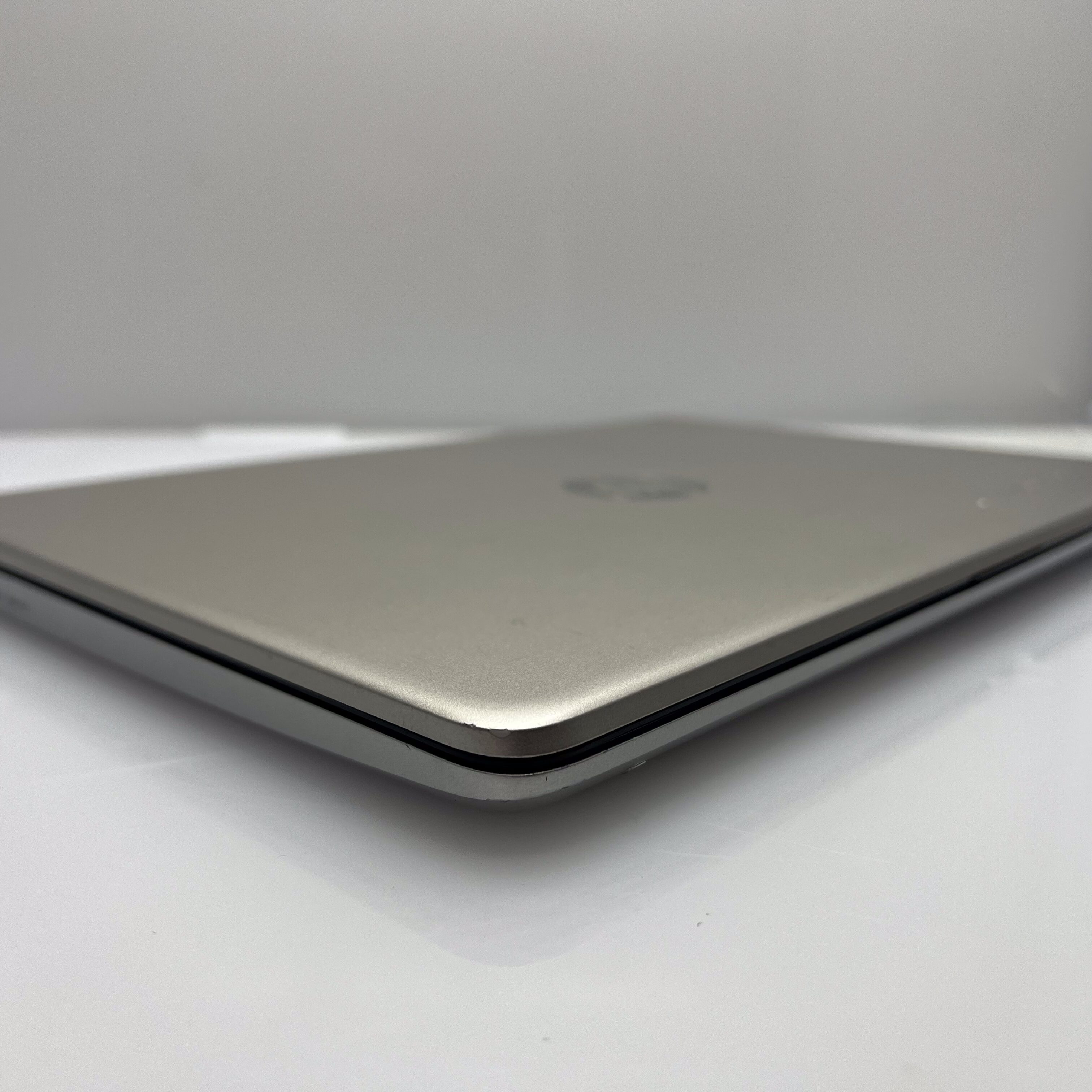 HP 14dq1031 ni "Core i3" 8GB RAM 256GB SSD Silver - Bright Spots | Chipped Casing - Image 5
