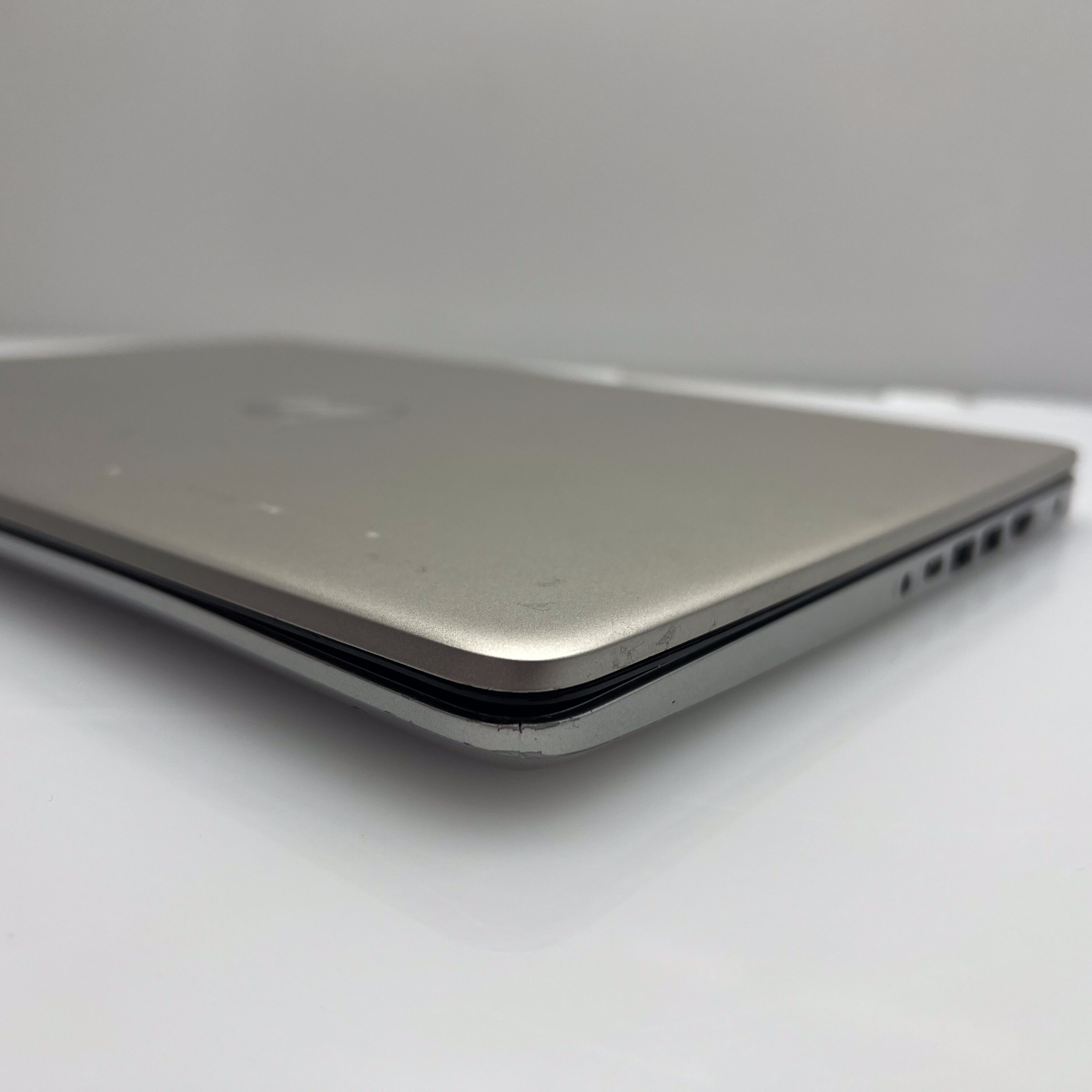 HP 14dq1031 ni "Core i3" 8GB RAM 256GB SSD Silver - Bright Spots | Chipped Casing - Image 6