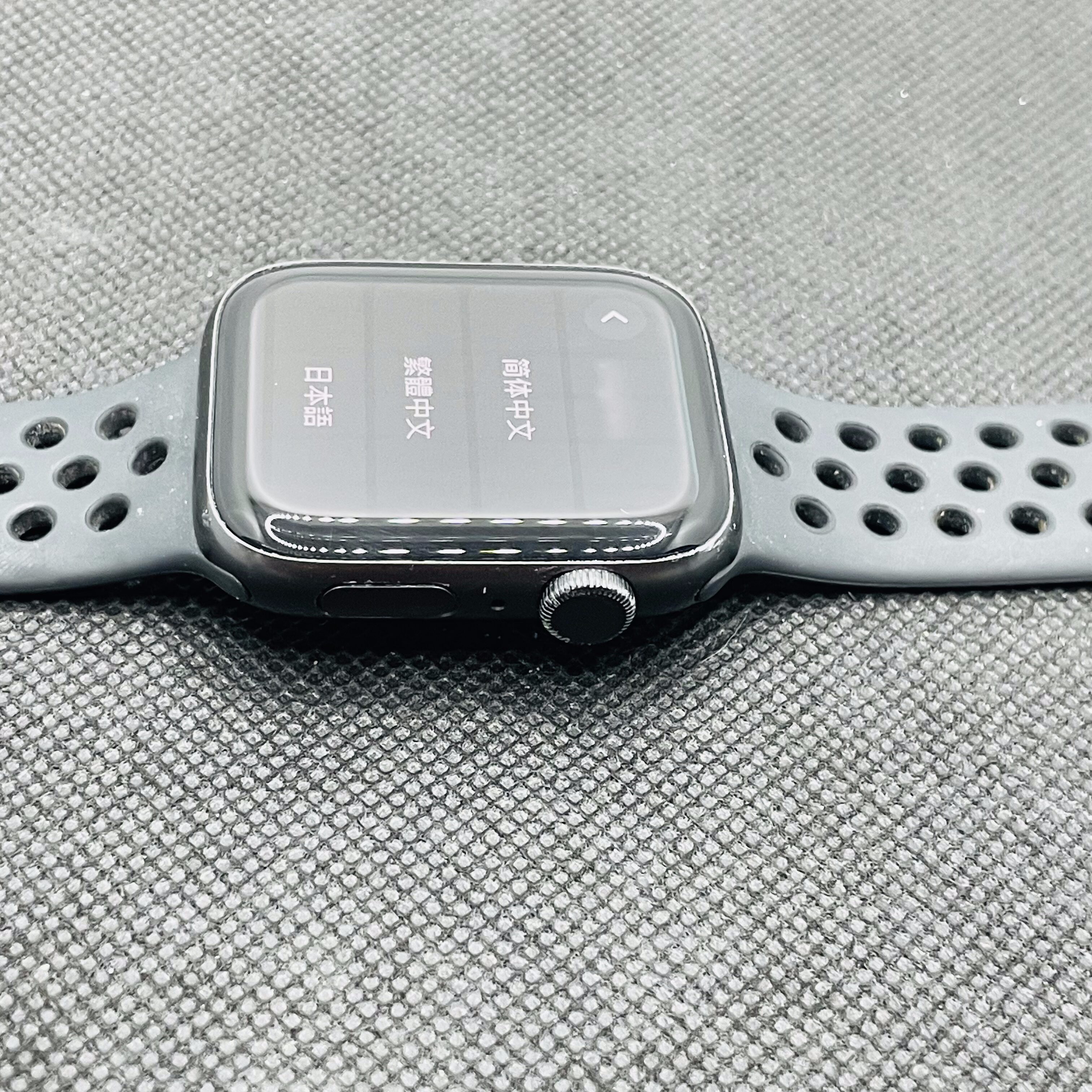 Apple Watch Series SE 1st Gen Nike 44mm GPS Only Space Gray - Image 4