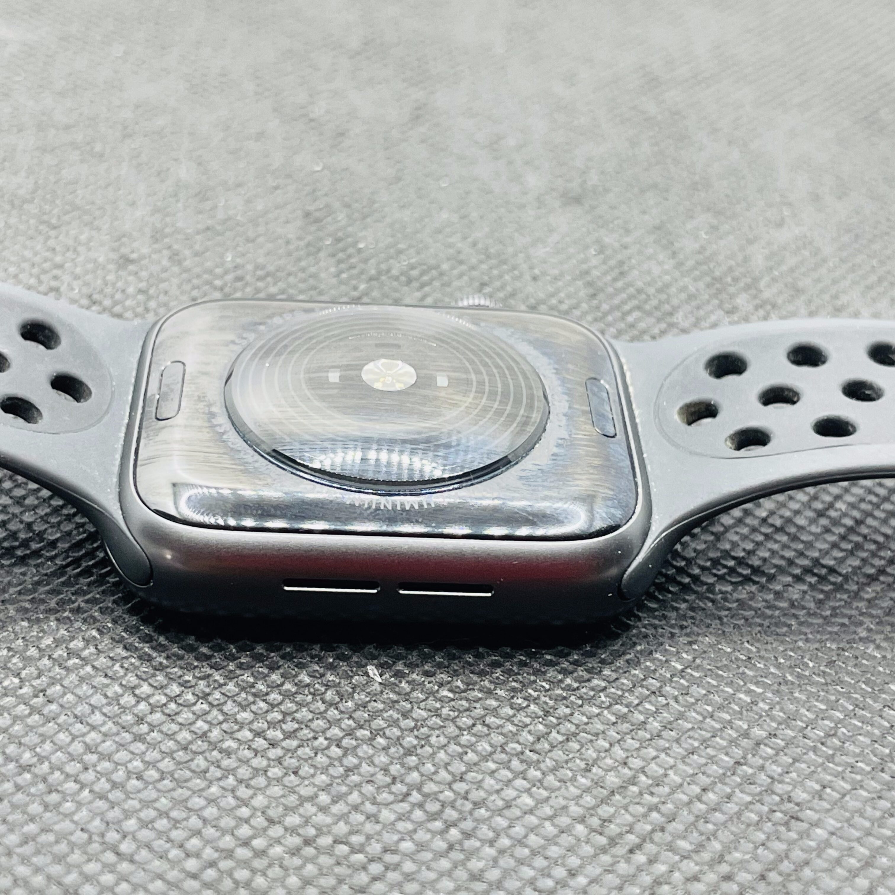 Apple Watch Series SE 1st Gen Nike 44mm GPS Only Space Gray - Image 5