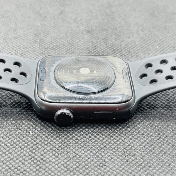 Apple Watch Series SE 1st Gen Nike 44mm GPS Only Space Gray - Image 6