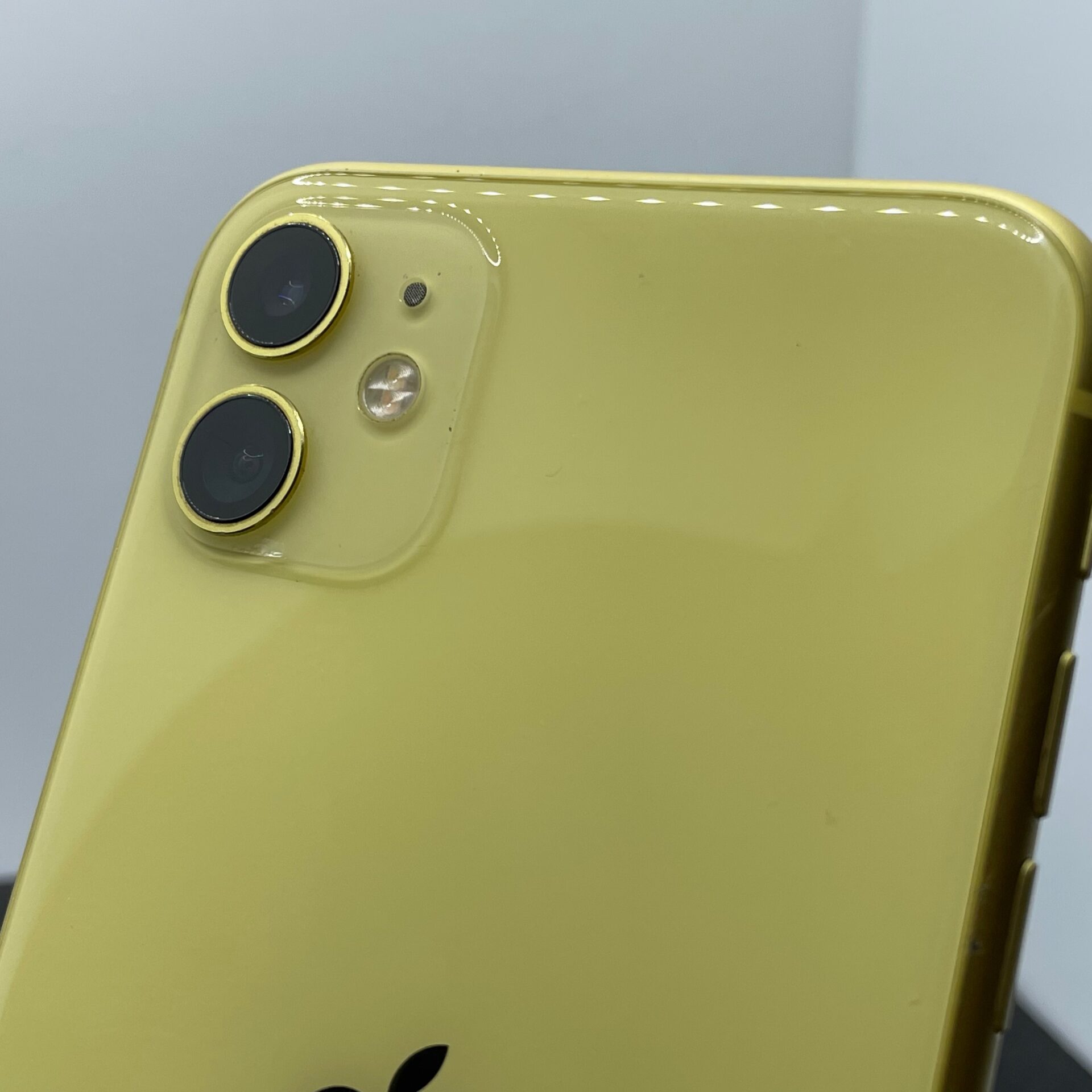Apple iPhone 11 64GB Yellow (6 Month Warranty) - Minor Bright