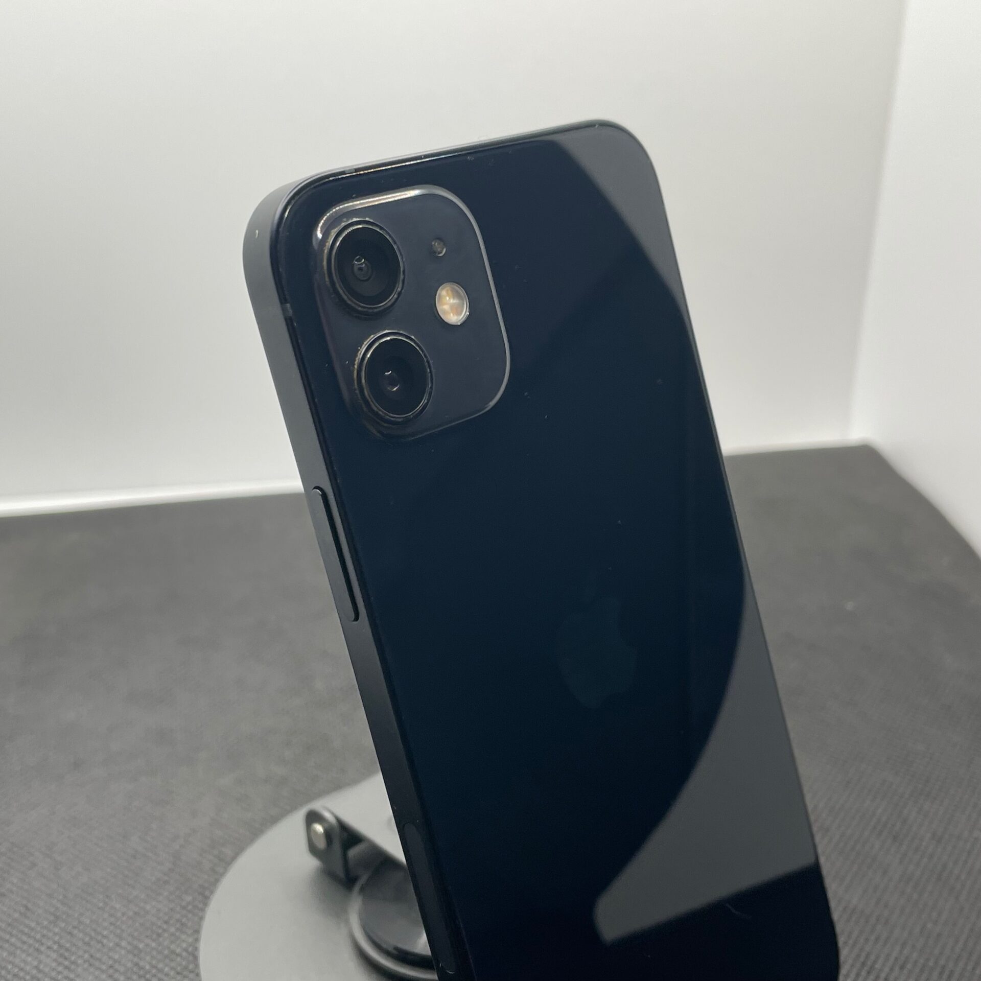 Apple iPhone 12 64GB Midnight - (Grade B) - Image 9
