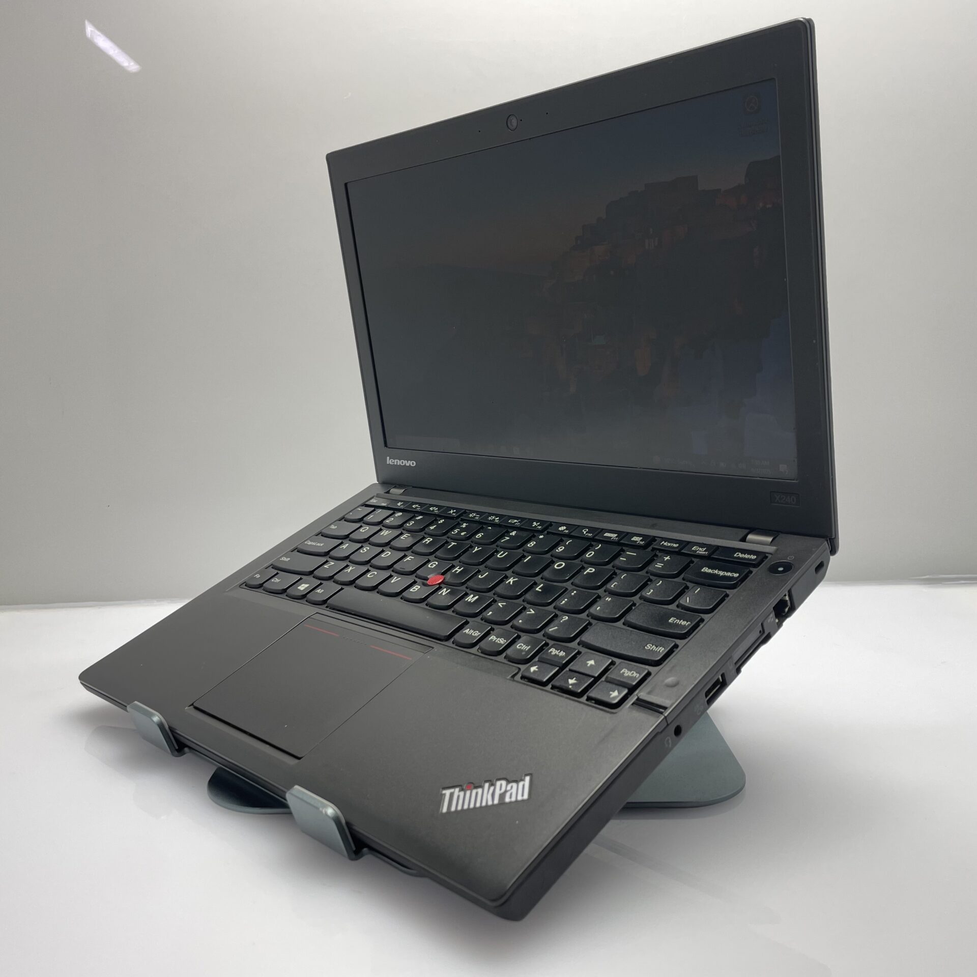Lenovo ThinkPad X250 UltraBook "Core i5" 8GB RAM 1TB HDD + 16GB SSD Black - Bright Spots | Cracked Casing - Image 4
