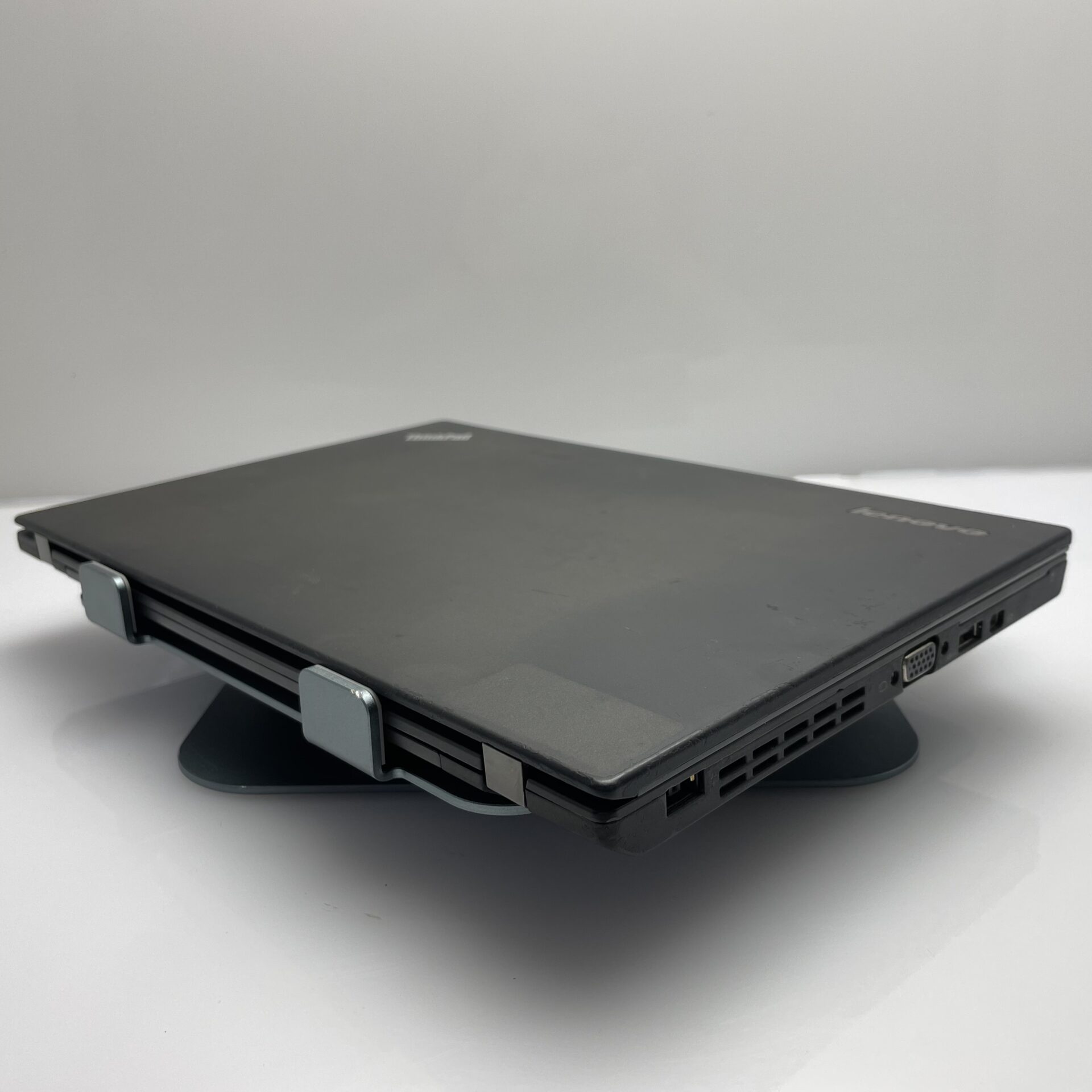 Lenovo ThinkPad X250 UltraBook "Core i5" 8GB RAM 1TB HDD + 16GB SSD Black - Bright Spots | Cracked Casing - Image 6