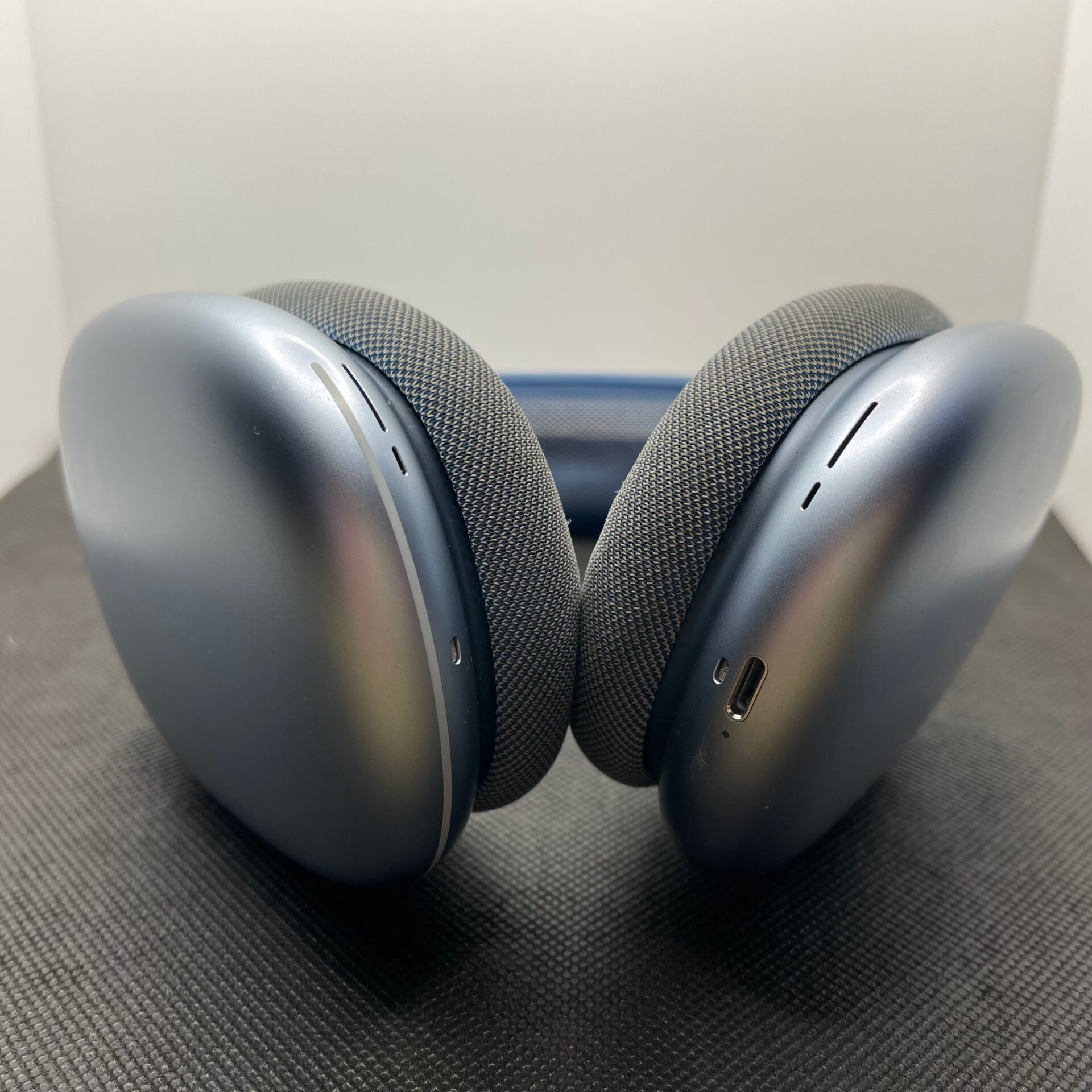 Apple AirPods Max - Blue - Image 4