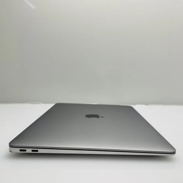 Apple MacBook Air “M1” 13-Inch 7 GPU/8 CPU (2020) 8GB RAM 256GB