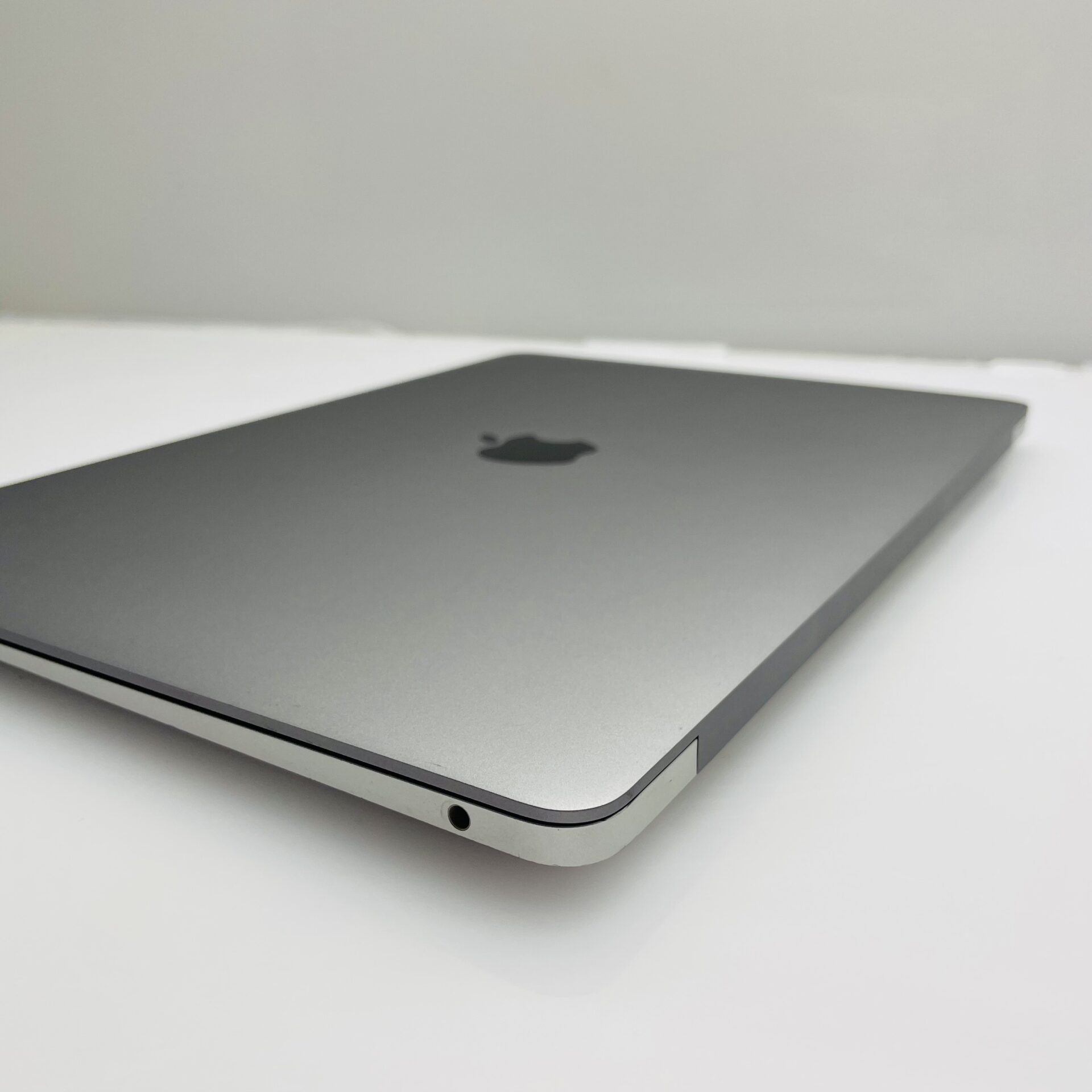 Apple MacBook Air “M1” 13-Inch 7 GPU/8 CPU (2020) 8GB RAM 256GB