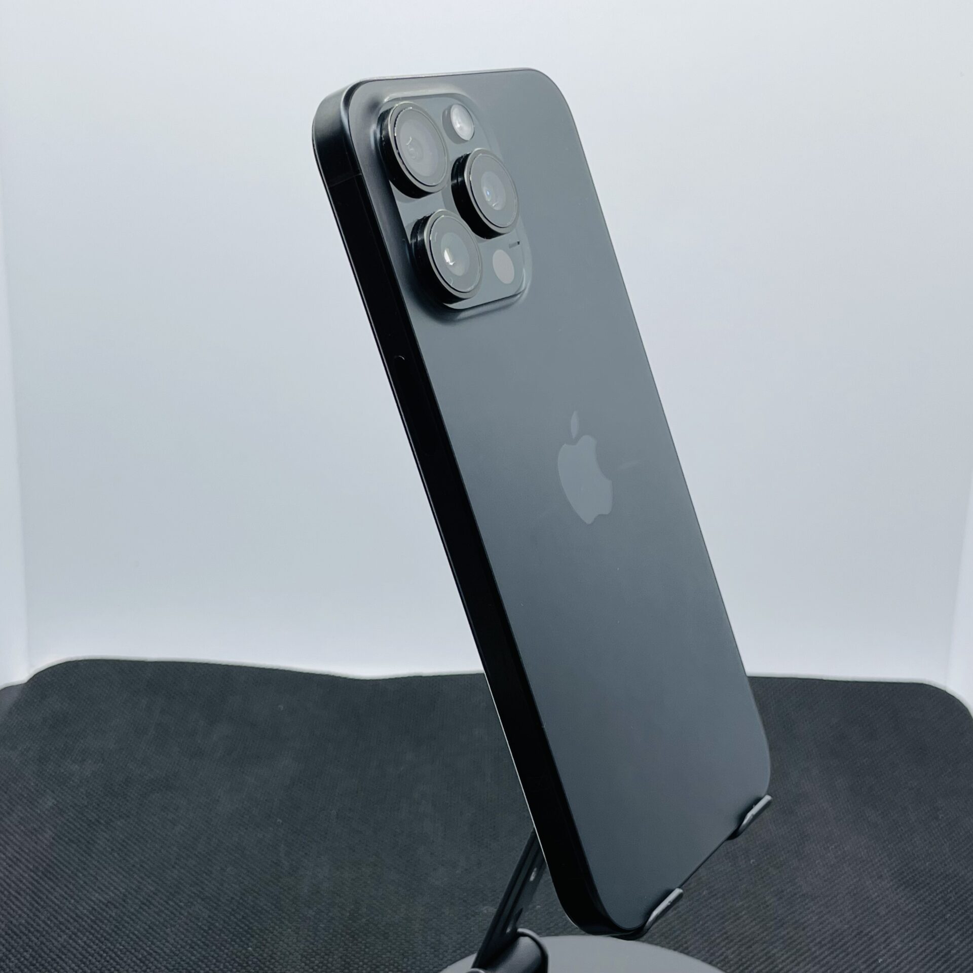 Apple iPhone 15 Pro Max 256GB Black Titanium (12 Month Warranty) - Minor Bright Spots - Image 10