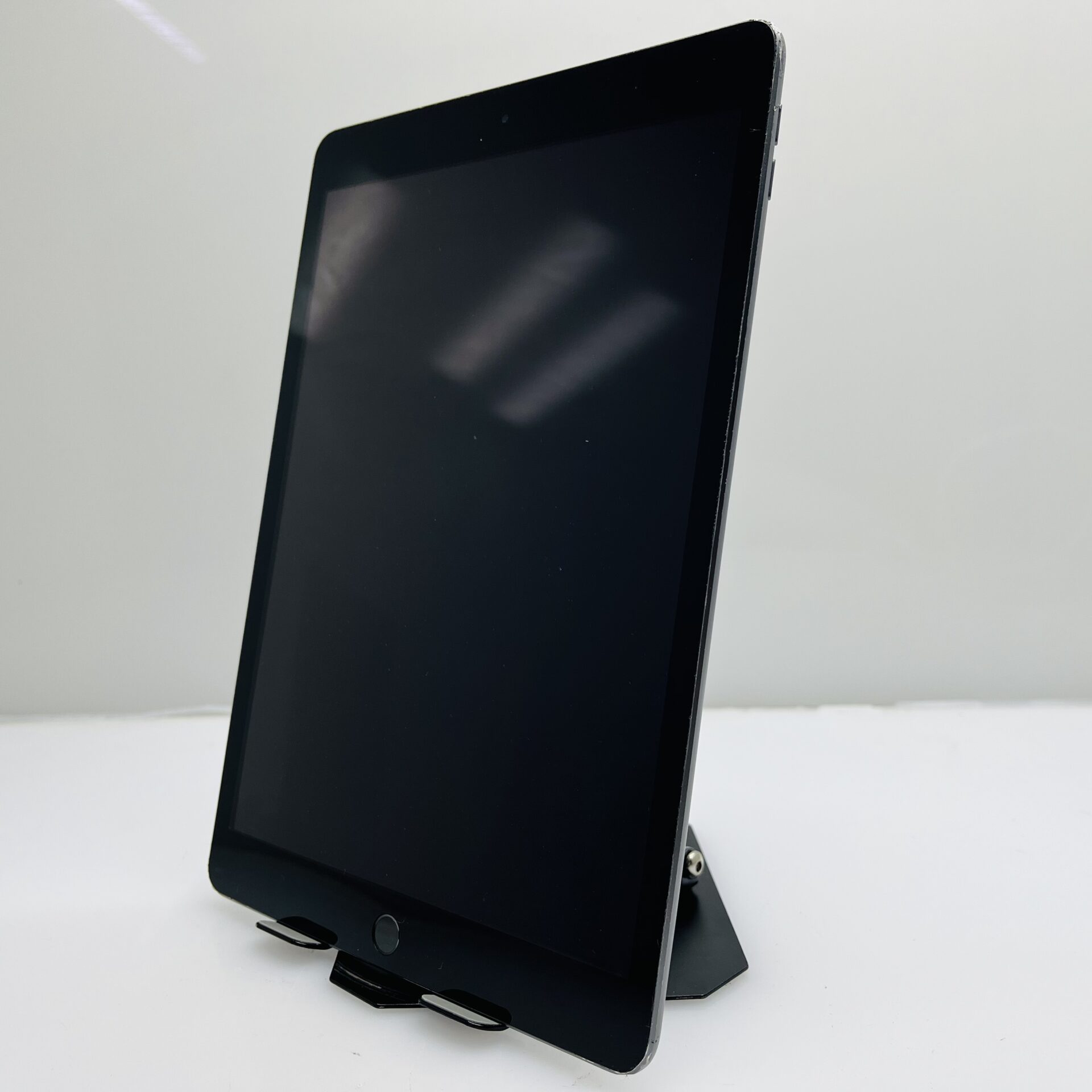 Apple iPad 10.2" 9th Gen 64GB (WiFi Only) Space Grey - Dim Backlight & Damaged Casing - (Grade B) - Image 7