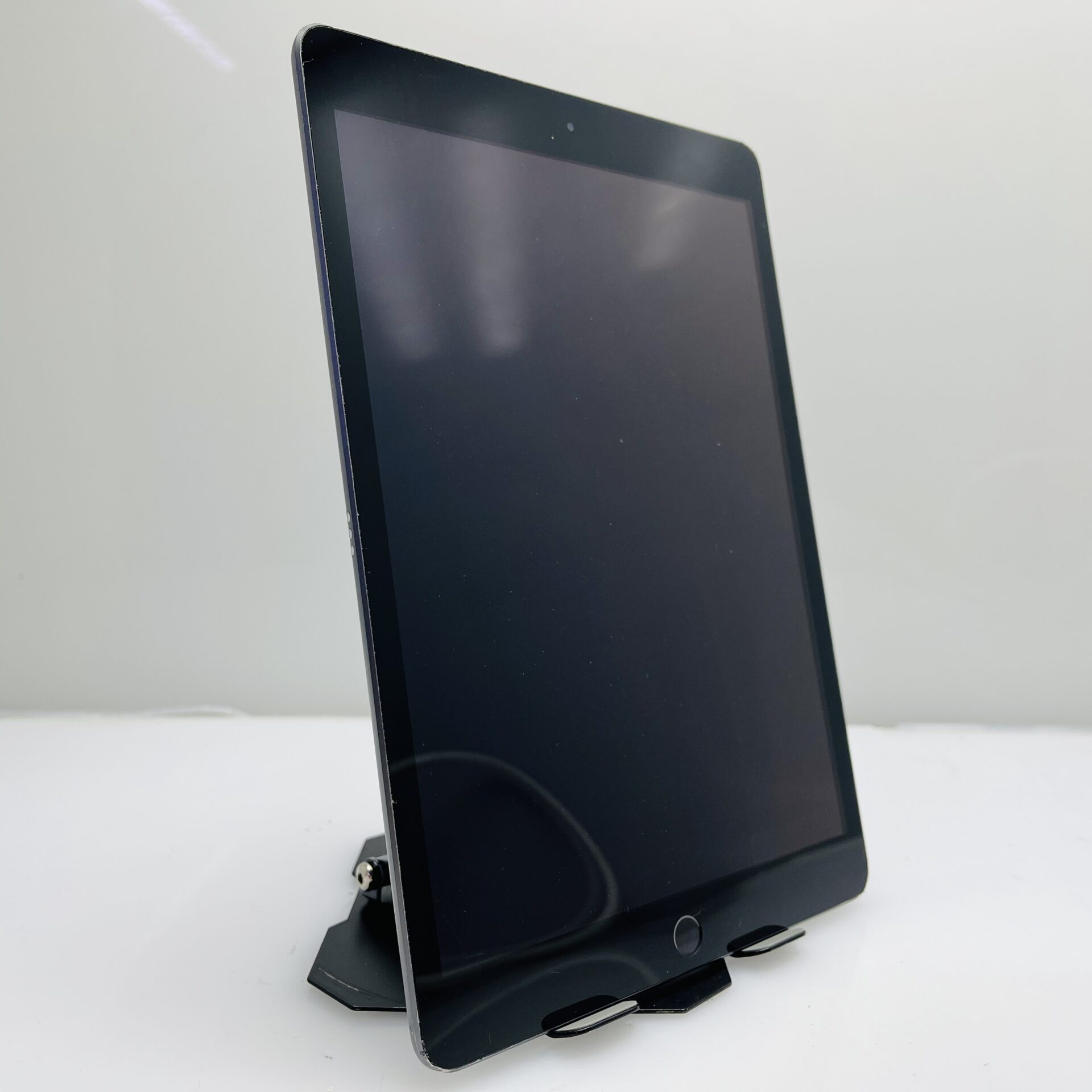 Apple iPad 10.2" 9th Gen 64GB (WiFi Only) Space Grey - Dim Backlight & Damaged Casing - (Grade B) - Image 5
