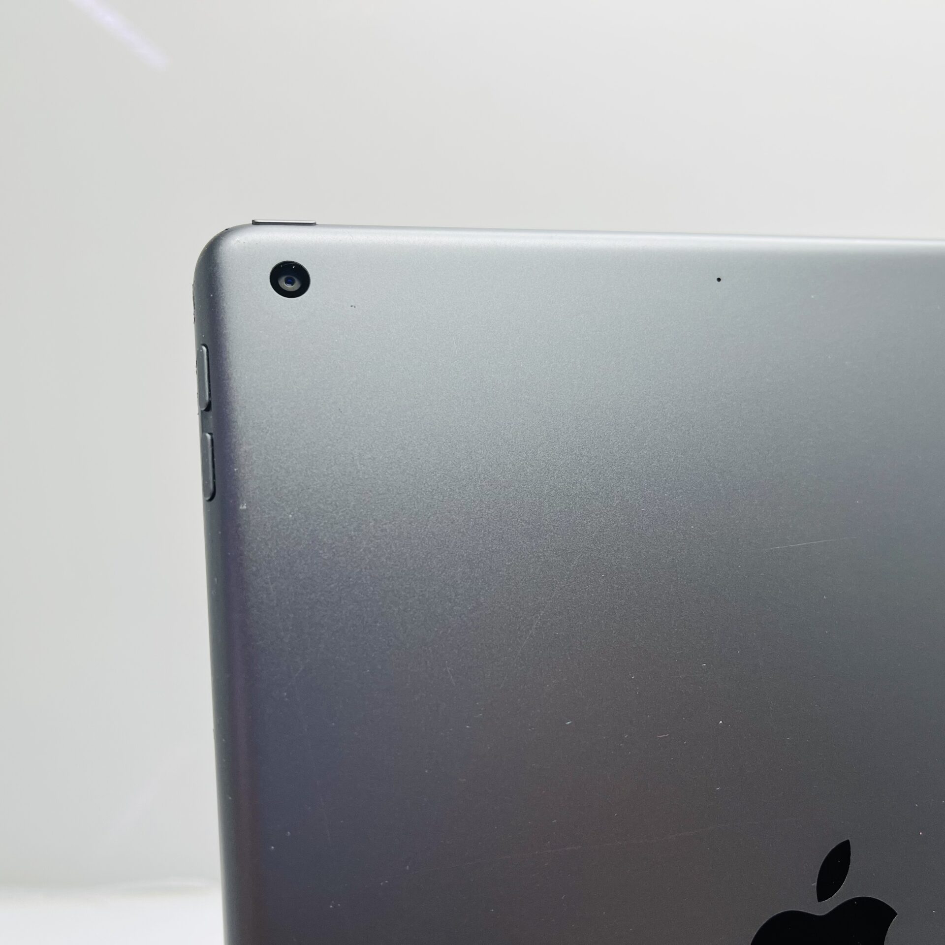 Apple iPad 10.2" 9th Gen 64GB (WiFi Only) Space Grey - Dim Backlight & Damaged Casing - (Grade B) - Image 11