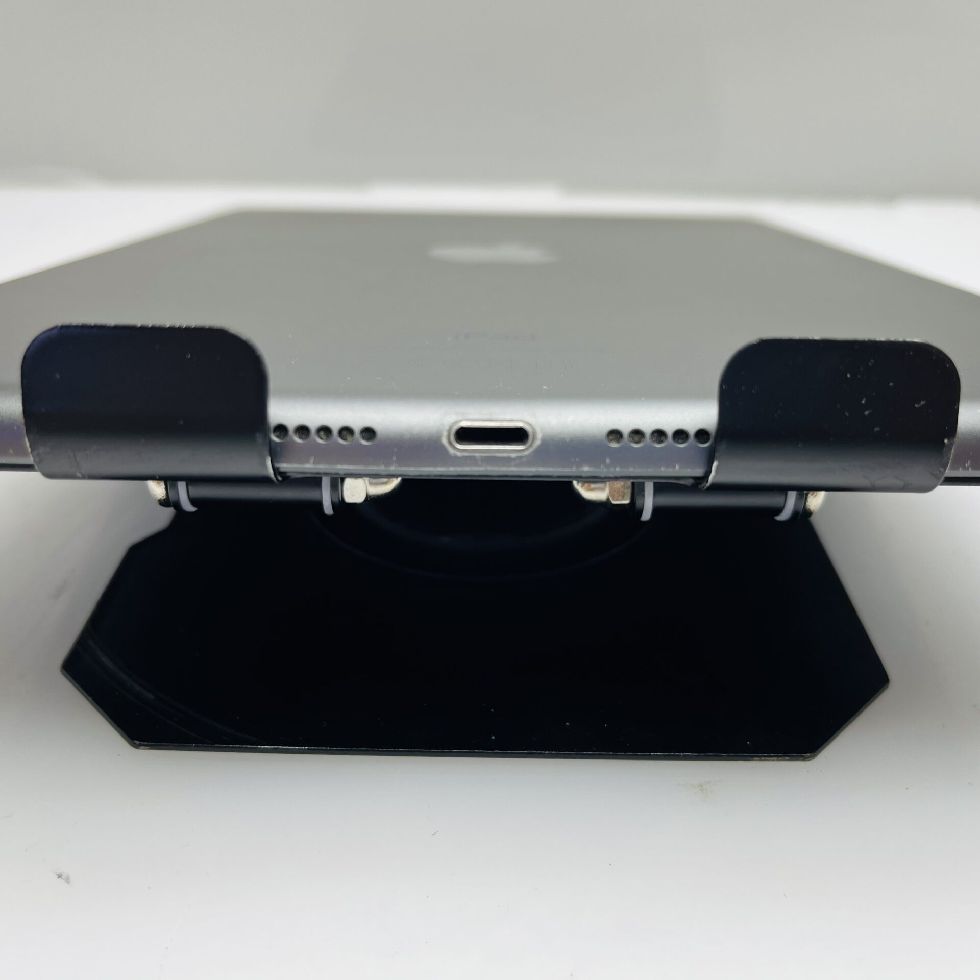 Apple iPad 10.2" 9th Gen 64GB (WiFi Only) Space Grey - Dim Backlight & Damaged Casing - (Grade B) - Image 13