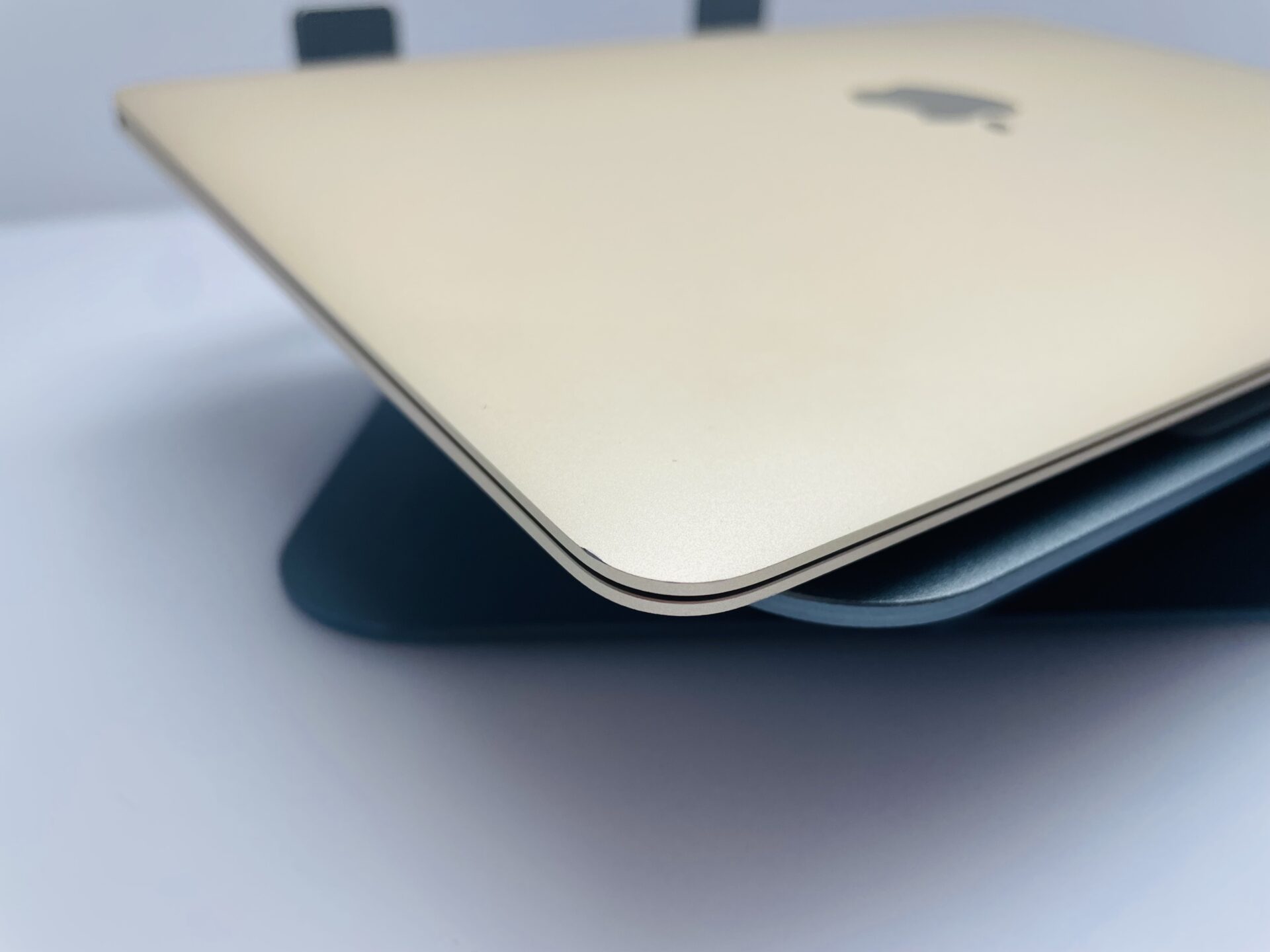 Apple MacBook Air 13-Inch “Core i5” 1.1 GHz (Early 2015) 8GB RAM