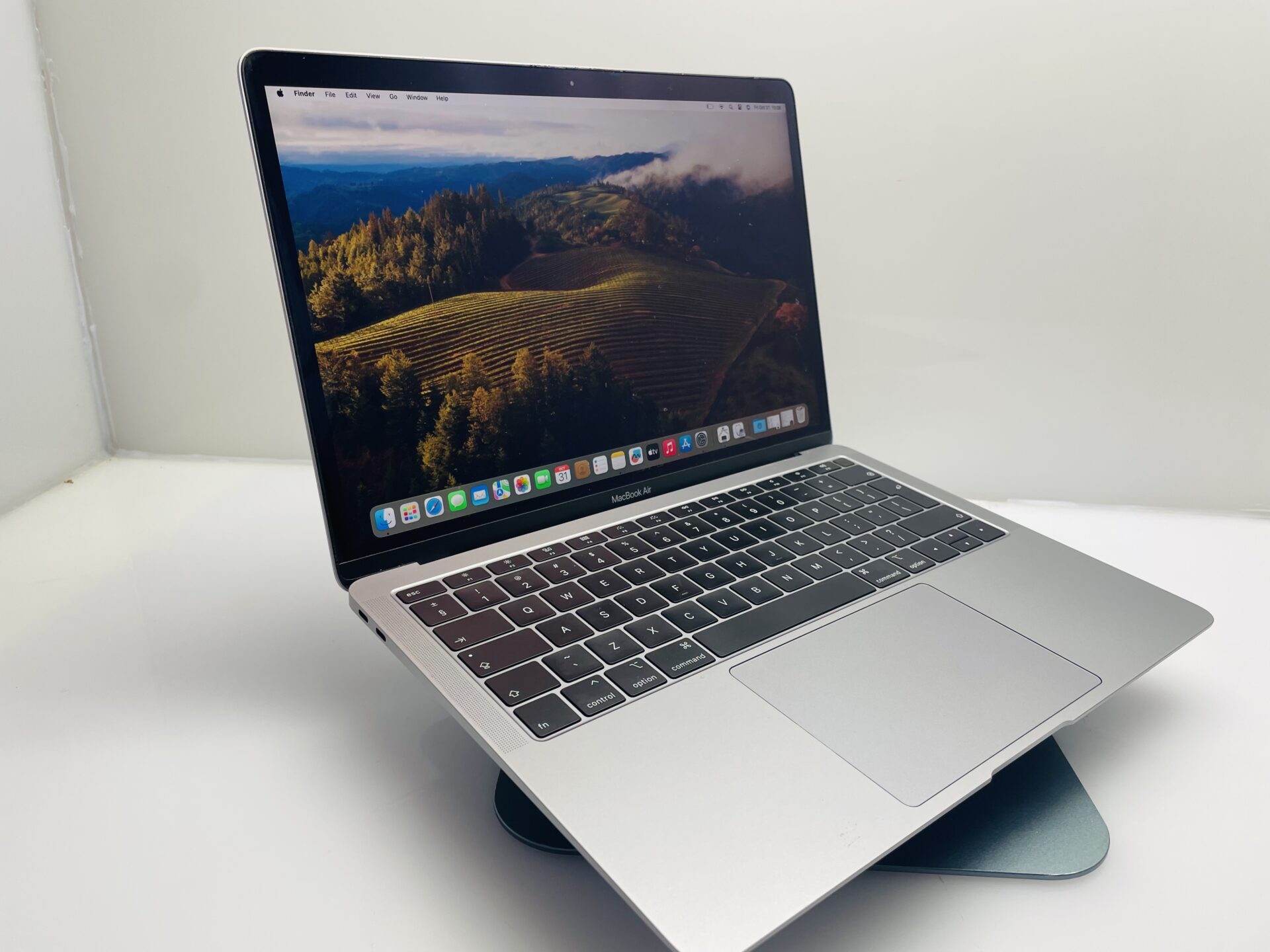 MacBook Air 2018 13インチ 8GB / 128GB シルバー Buy Used Apple MacBook Air 13-Inch “Core i5” 1.60GHz (Late 2018