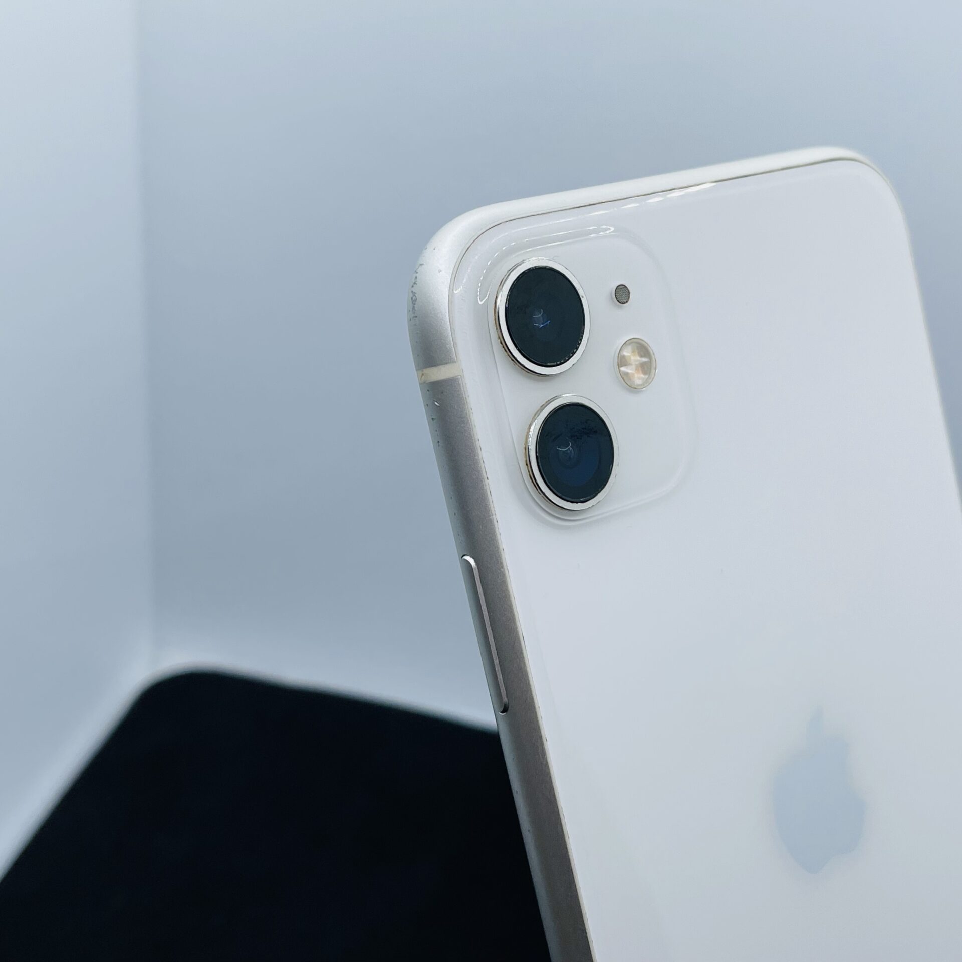 Apple iPhone 11 64GB White (6 Month Warranty) - Minor Bright Spots