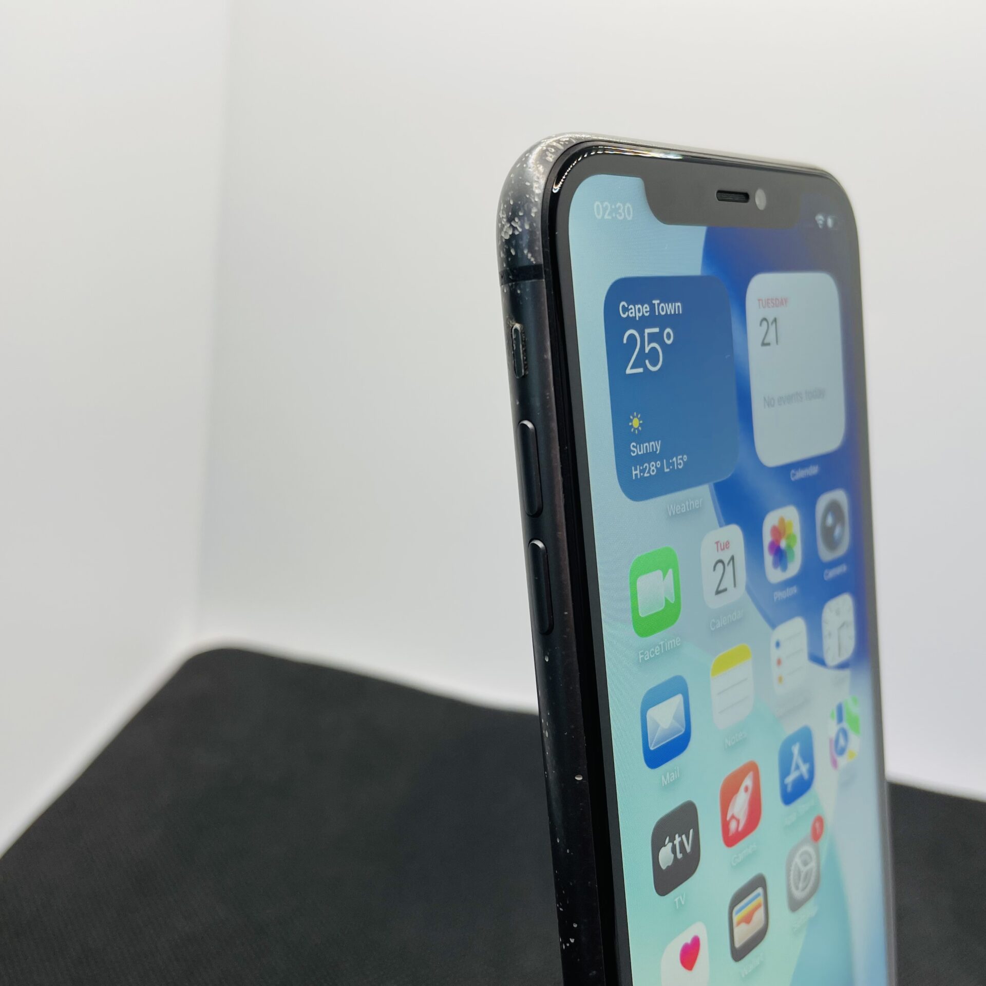 Apple iPhone 11 64GB Black (Grade B) - Minor Bright Spots - Image 4