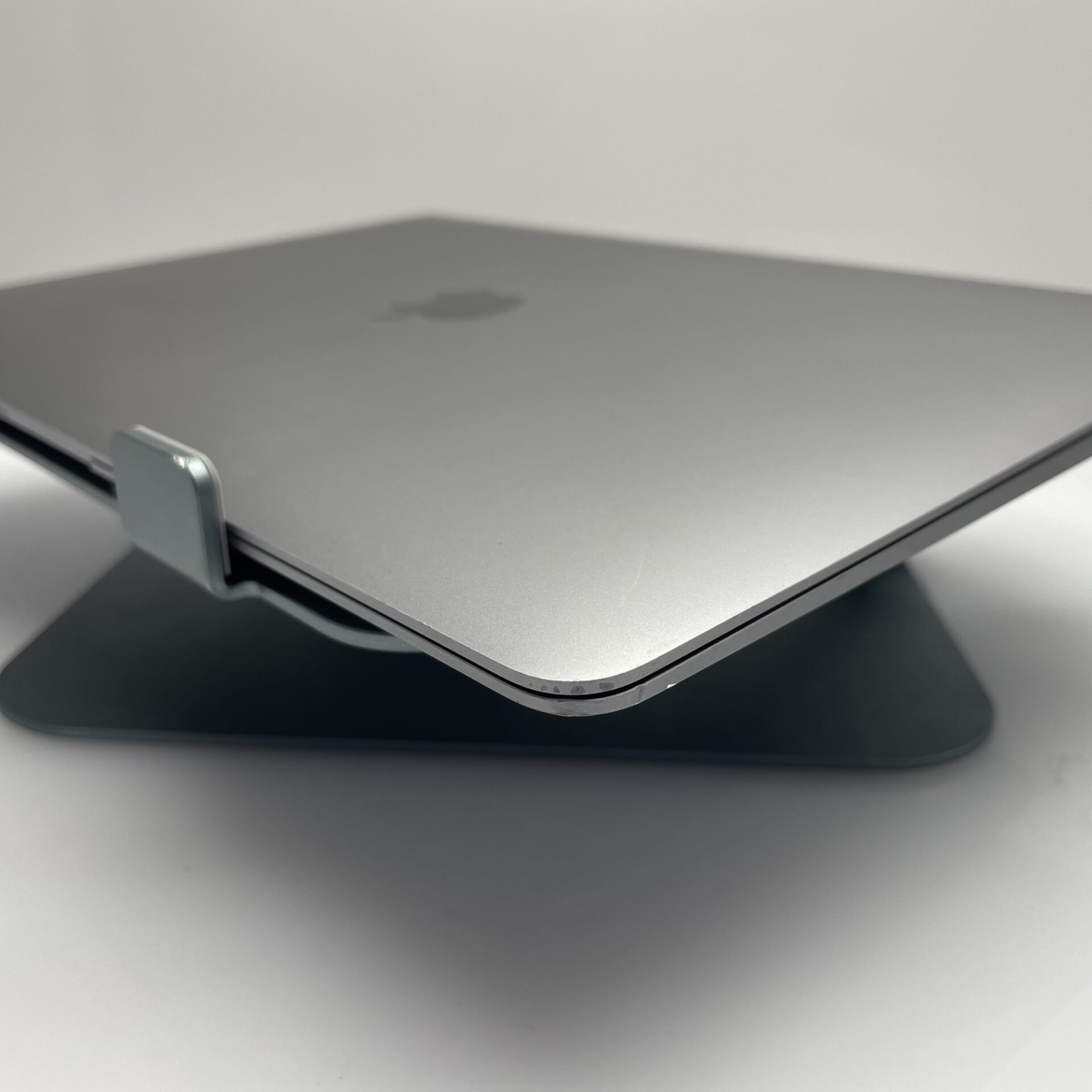 Apple Macbook Air "M1" 13-inch 8CPU/8GPU (2020) 8GB RAM 256GB SSD Space Grey (6 Month Warranty) – Cracked LCD Panel - Image 5