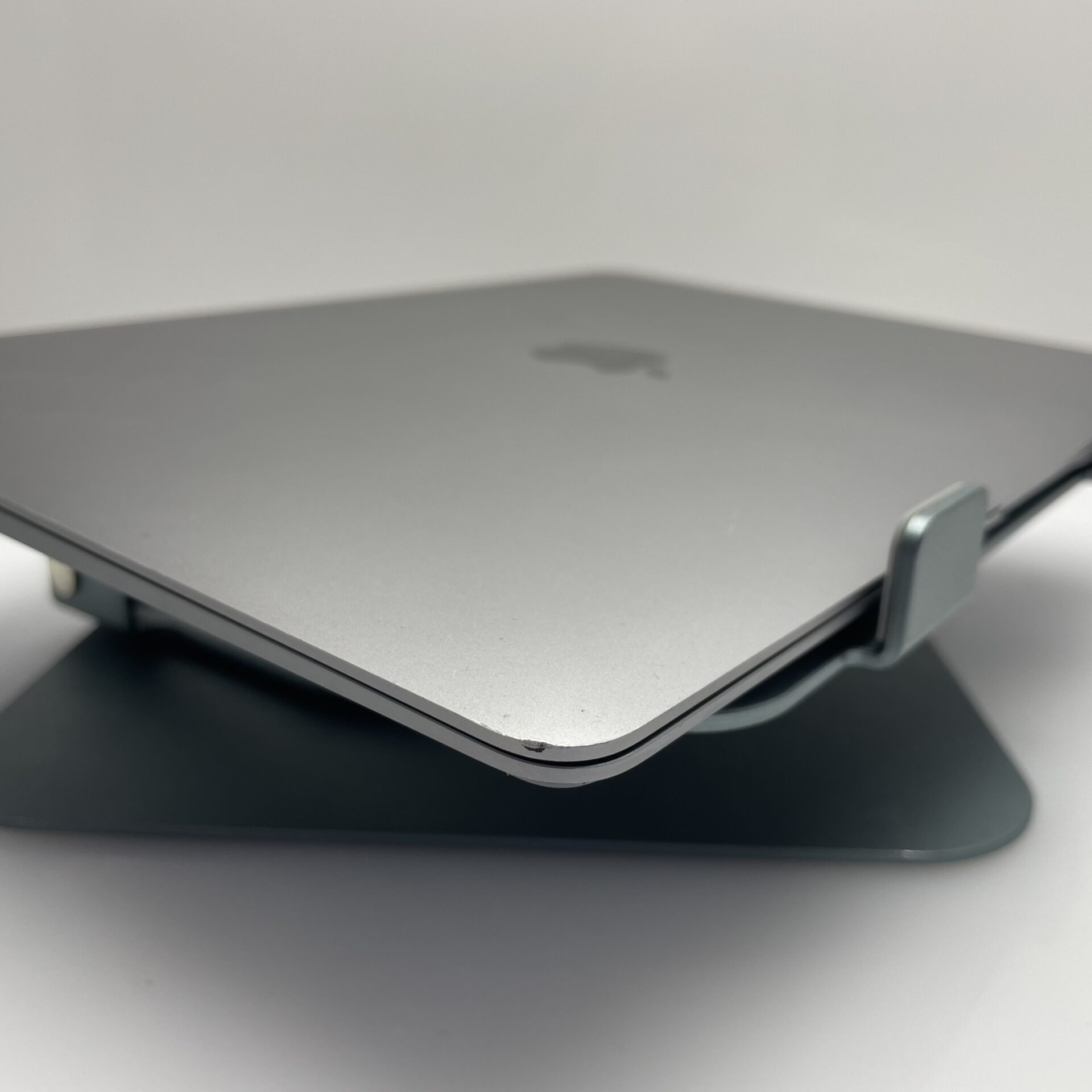 Apple Macbook Air "M1" 13-inch 8CPU/8GPU (2020) 8GB RAM 256GB SSD Space Grey (6 Month Warranty) – Cracked LCD Panel - Image 7