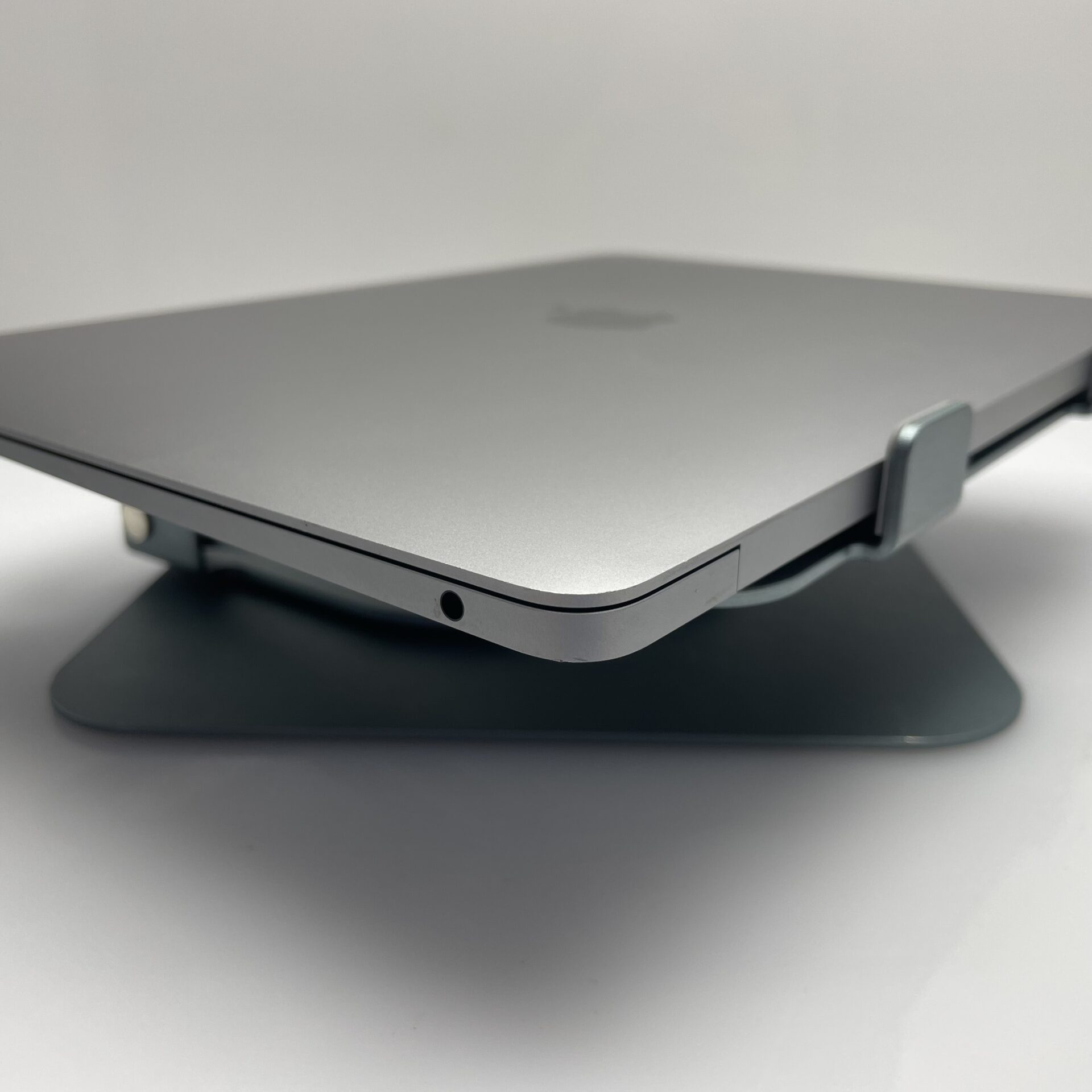 Apple Macbook Air "M1" 13-inch 8CPU/8GPU (2020) 8GB RAM 256GB SSD Space Grey (6 Month Warranty) – Cracked LCD Panel - Image 6