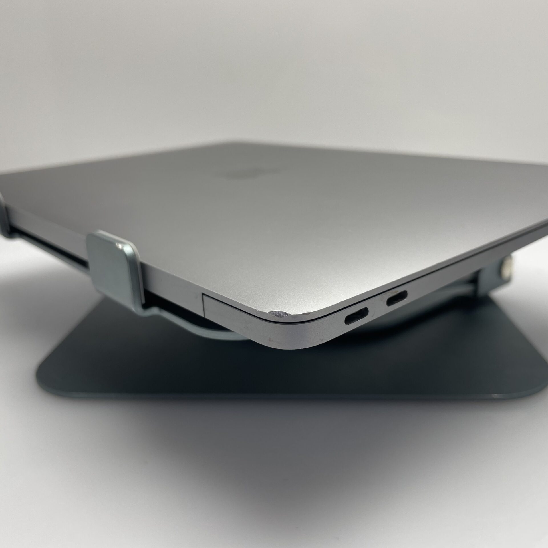 Apple Macbook Air "M1" 13-inch 8CPU/8GPU (2020) 8GB RAM 256GB SSD Space Grey (6 Month Warranty) – Cracked LCD Panel - Image 8