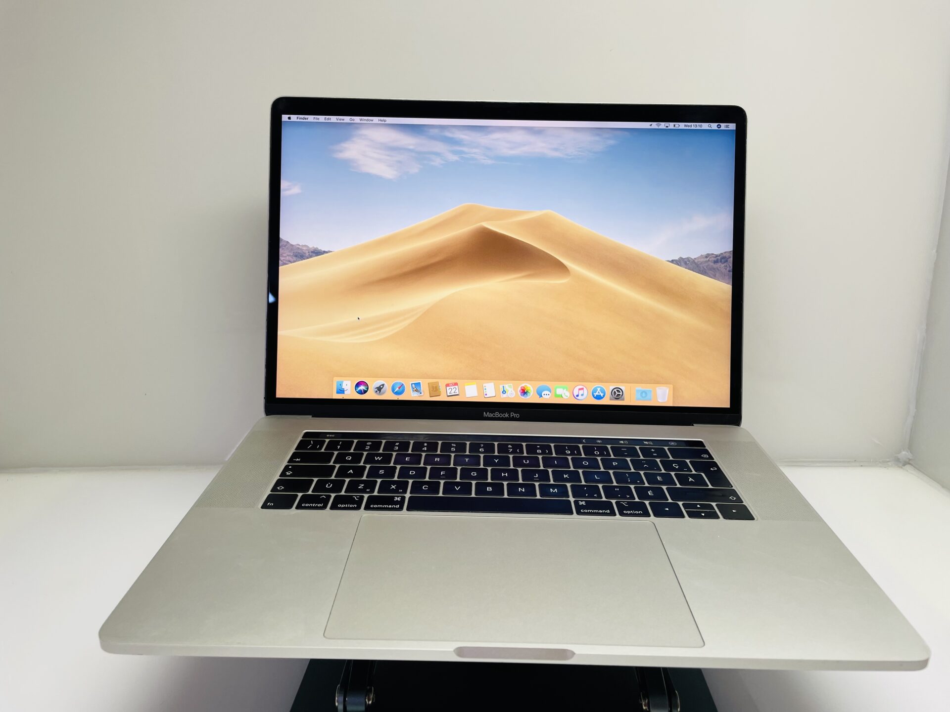 Apple MacBook Pro 15-Inch “Core i7” 2.60GHz (Touch/2019) 16GB RAM