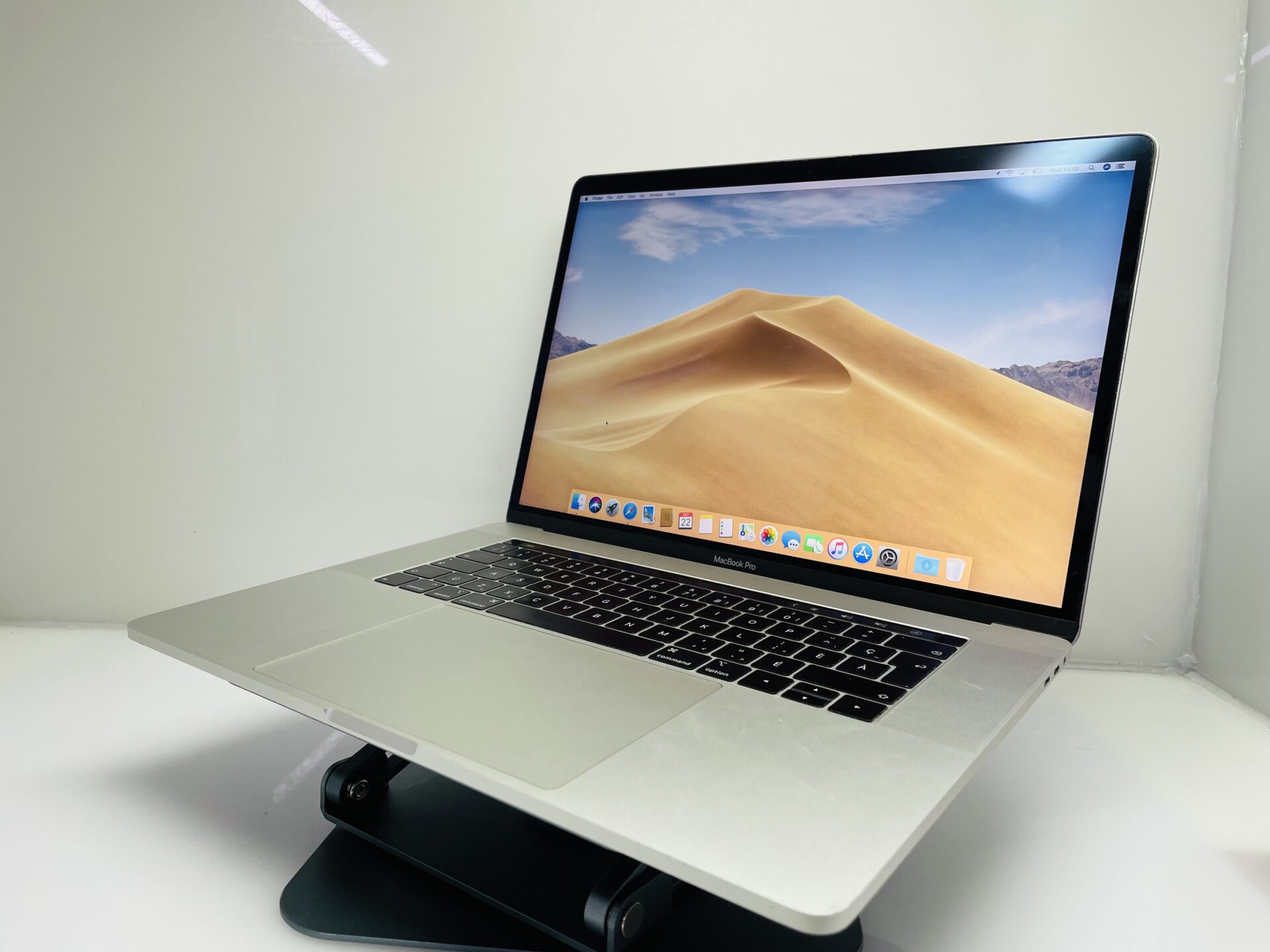 Apple MacBook Pro 15-Inch “Core i7” 2.60GHz (Touch/2019) 16GB RAM