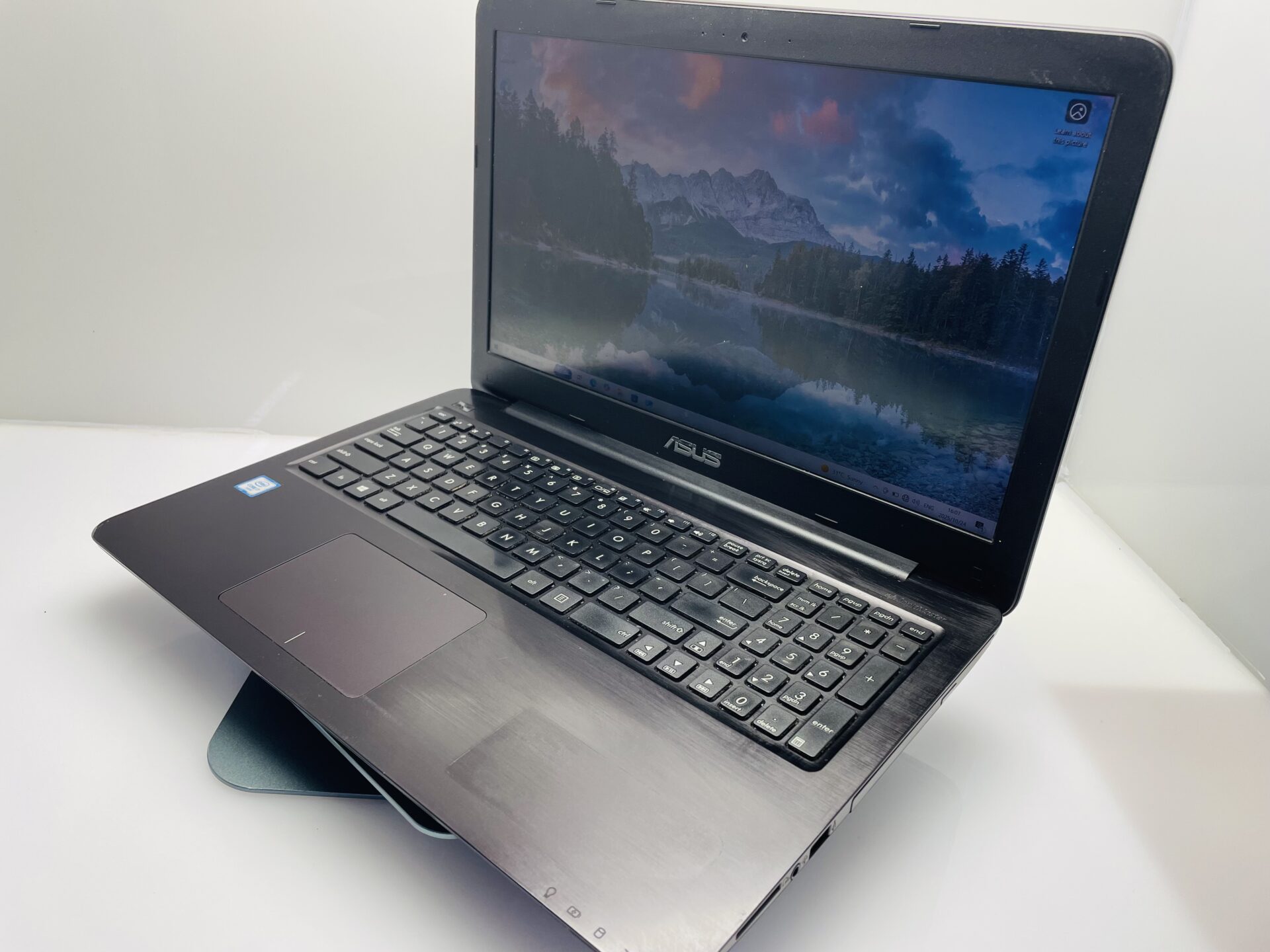 ASUS X556U ノートパソコン Asus X556U 