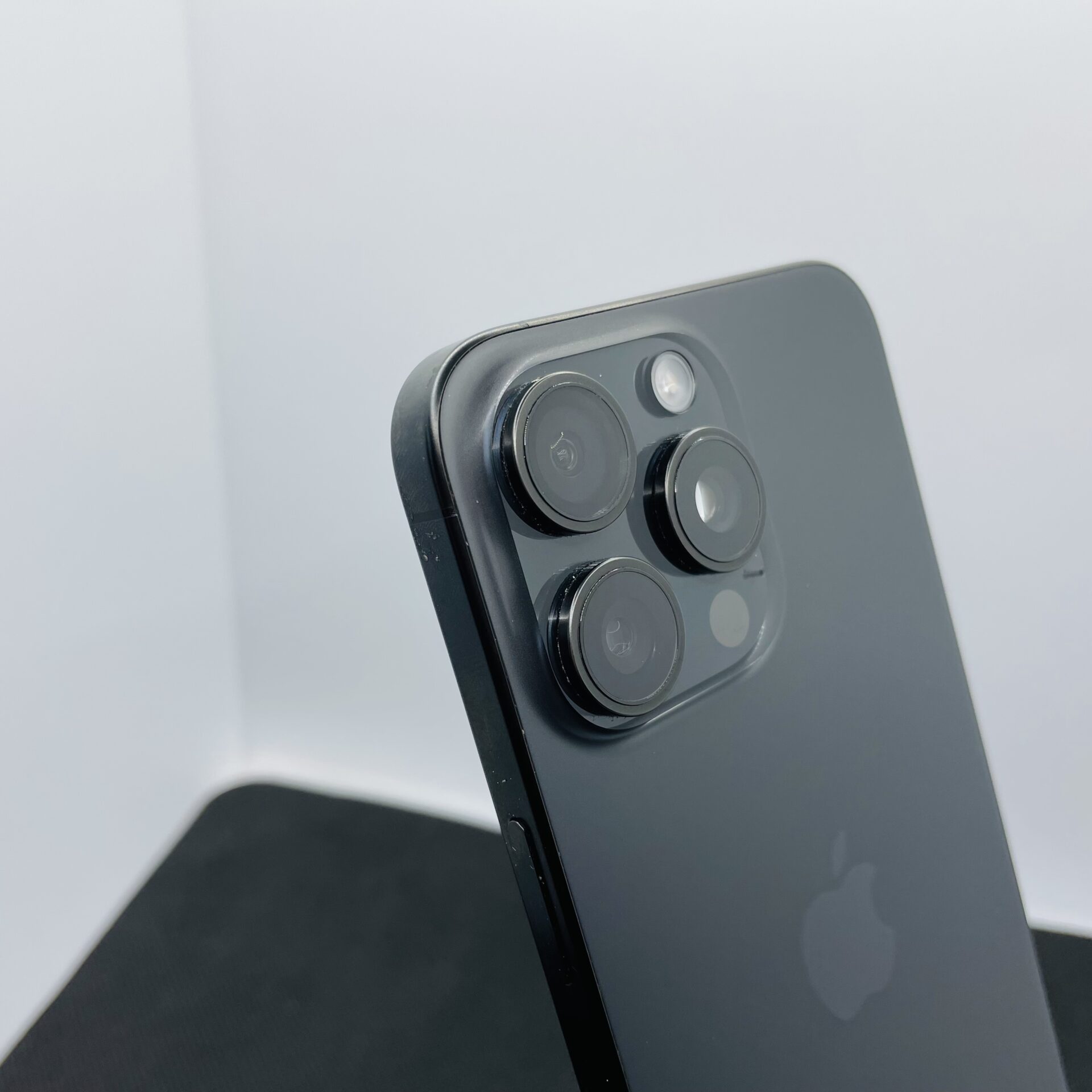 Apple iPhone 15 Pro Max 256GB Black Titanium – (Grade B) | Epic