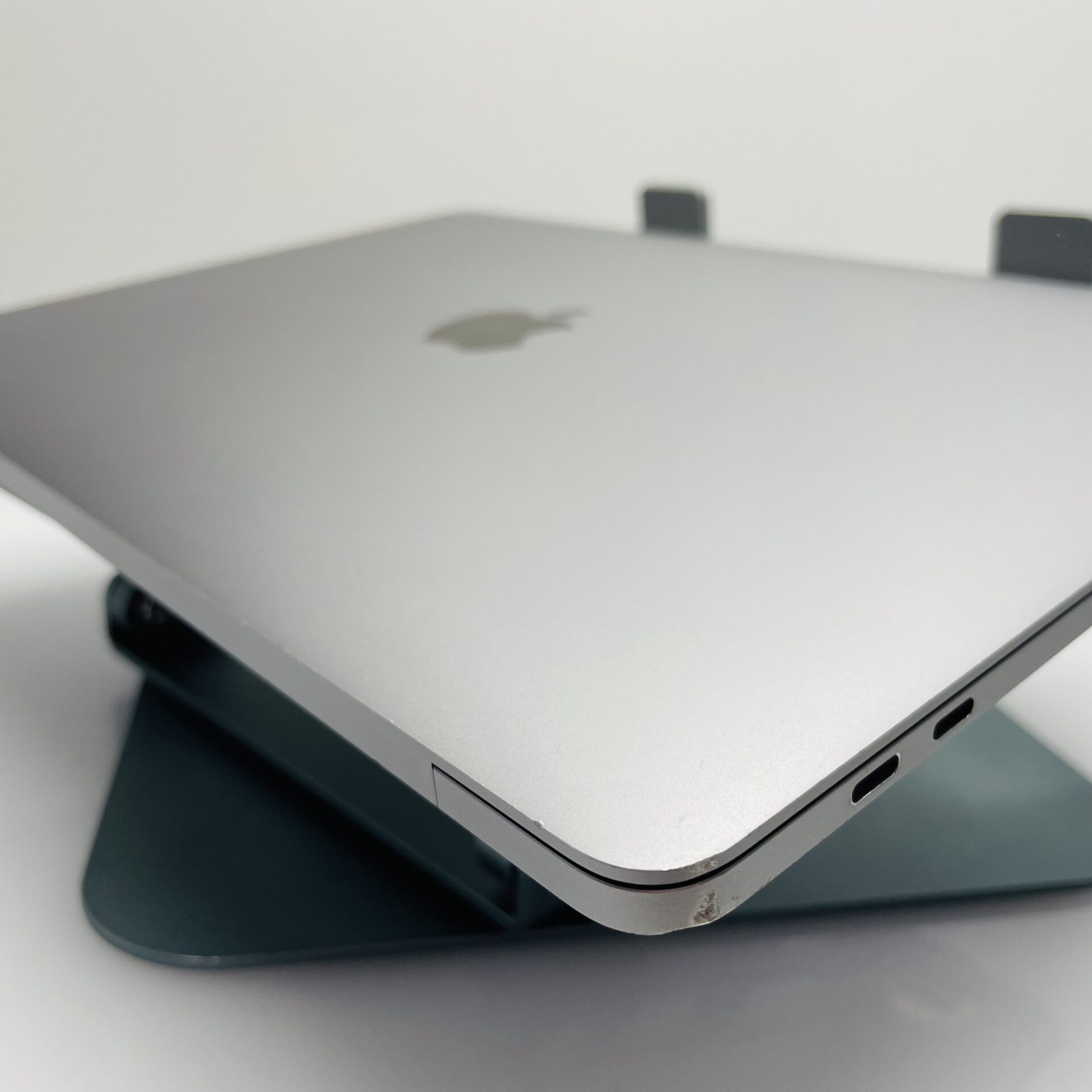 Apple MacBook Pro 13-Inch “Core i5” 3.1GHz (Touch/Mid-2017) 8GB