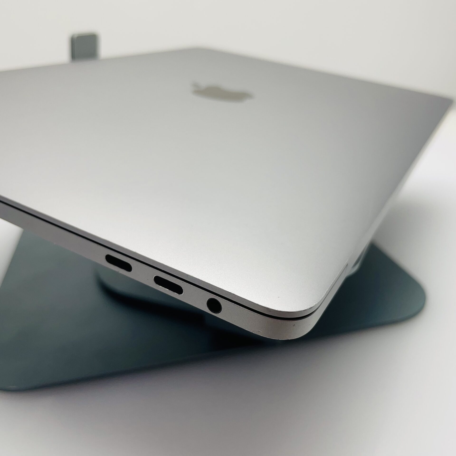 Apple MacBook Pro 13-Inch “Core i5” 3.1GHz (Touch/Mid-2017) 8GB