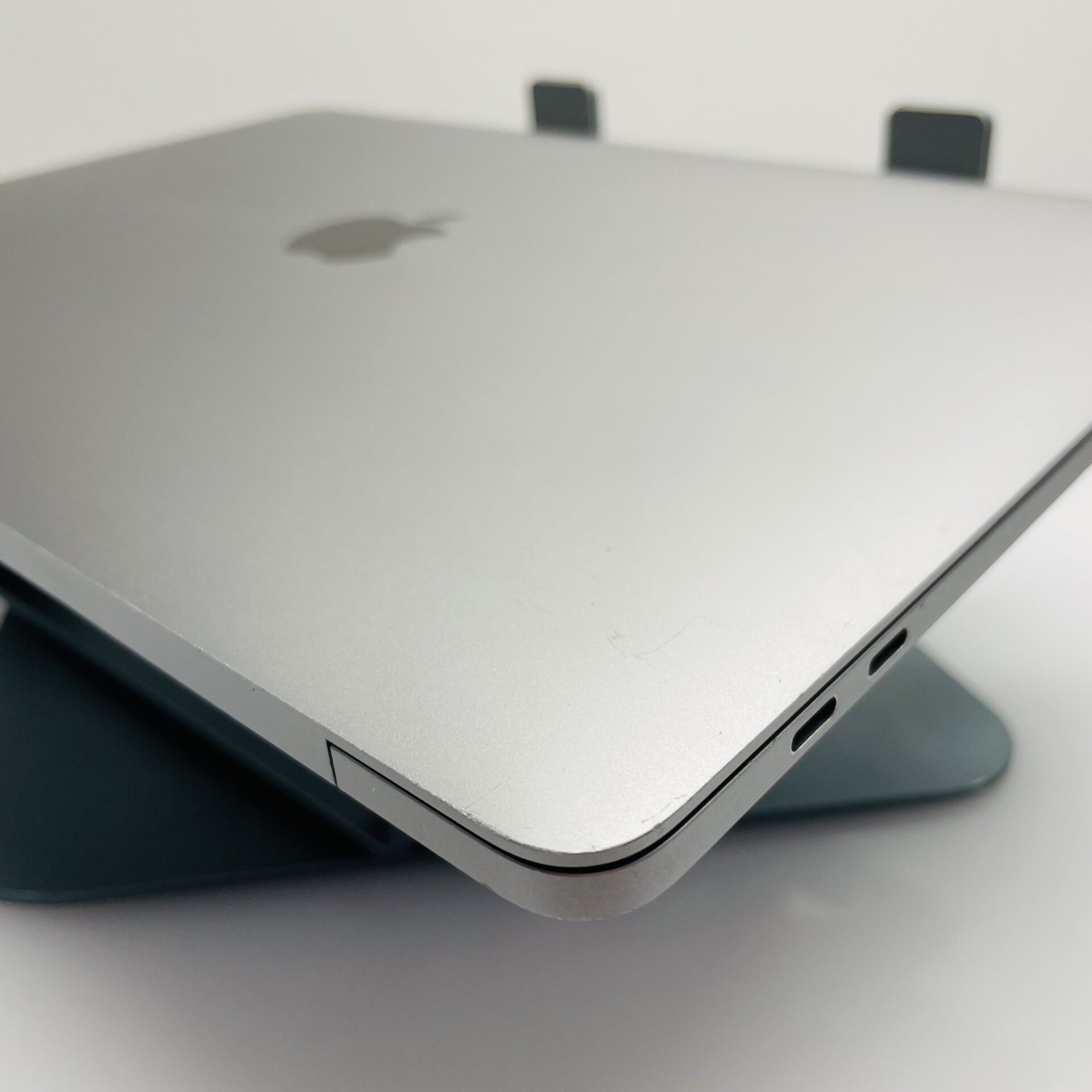 Apple MacBook Pro “M1” 13-inch 8 CPU/8 GPU (2020) 16GB RAM 256GB