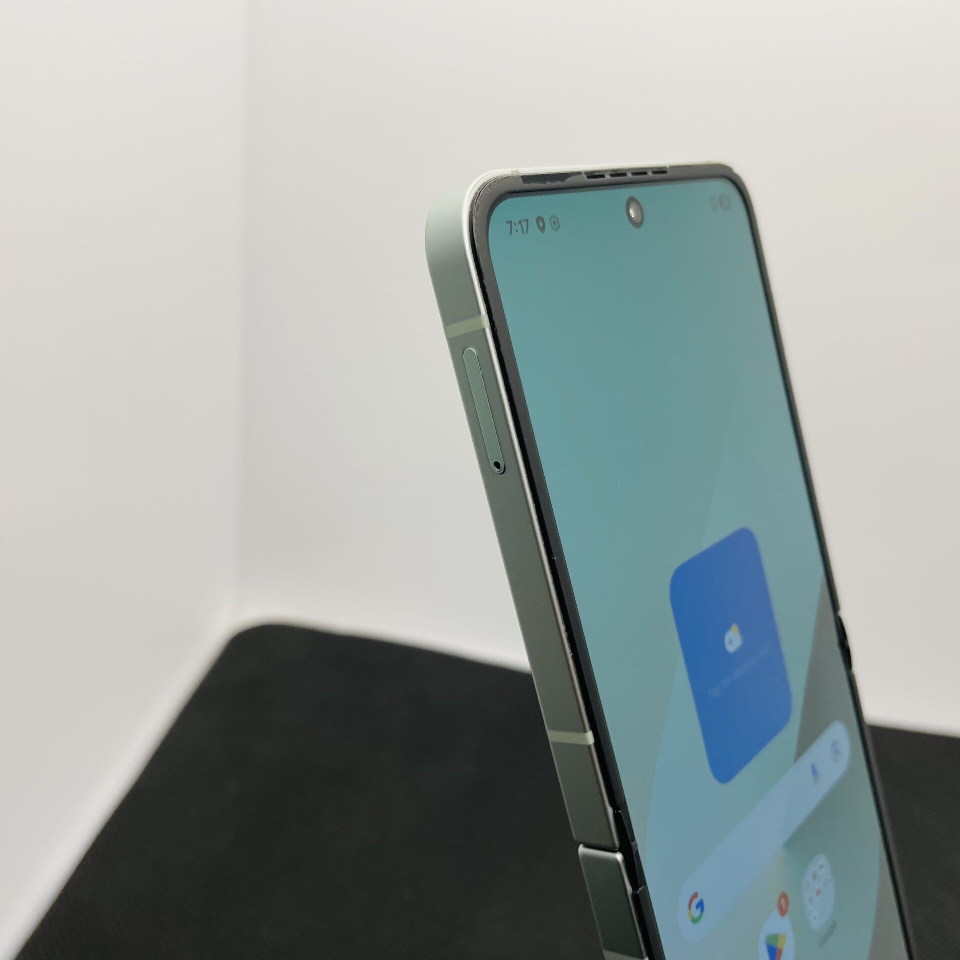 Samsung Galaxy Z Flip 6 256GB Mint – (Grade B) | Epic Deals SA