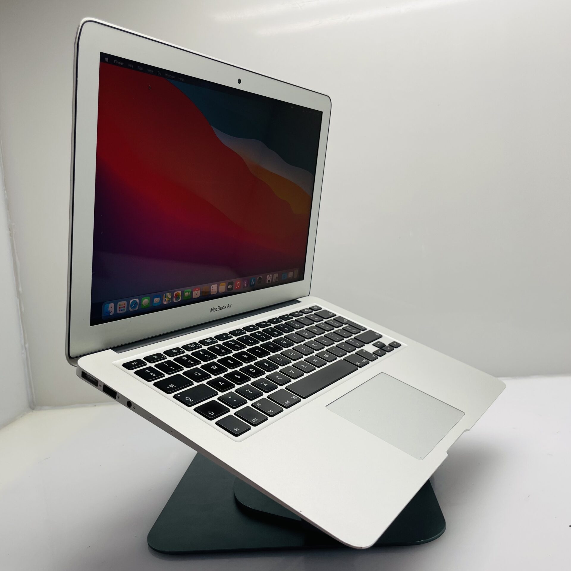 Apple MacBook Air 13-inch “Core i5” 1.7 GHz (Mid-2011) 8GB RAM 128GB SSD Silver - Minor Bright Spots - Image 2