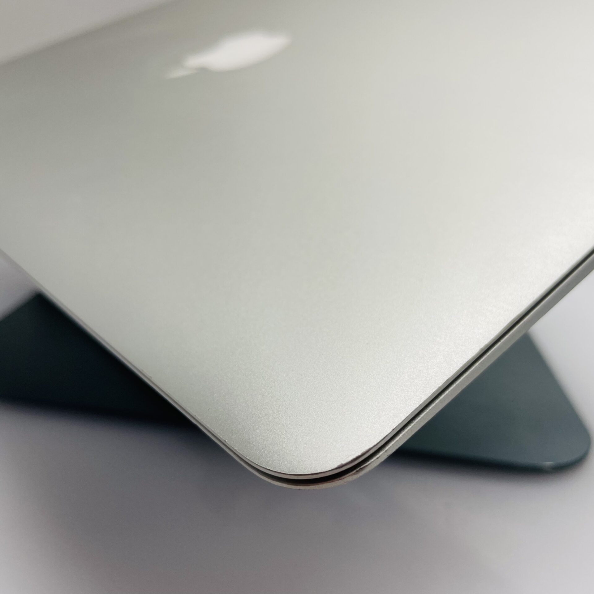 Apple MacBook Air 13-inch “Core i5” 1.7 GHz (Mid-2011) 8GB RAM 128GB SSD Silver - Minor Bright Spots - Image 6