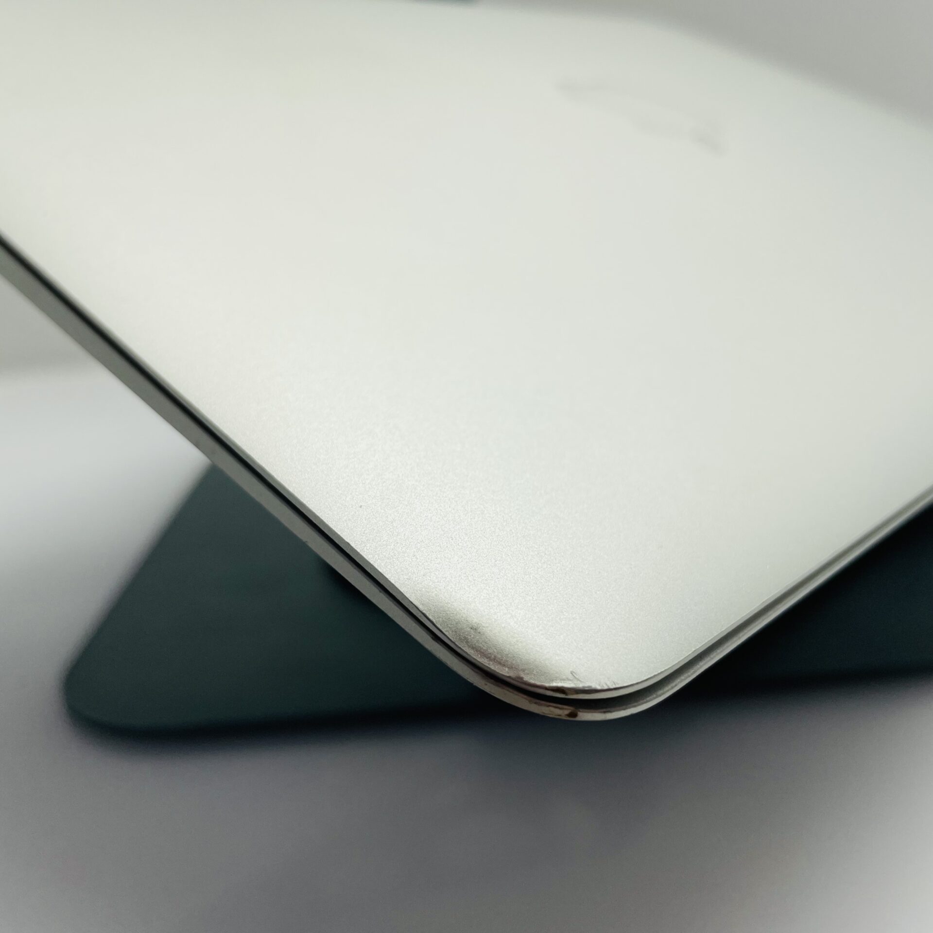 Apple MacBook Air 13-inch “Core i5” 1.7 GHz (Mid-2011) 8GB RAM 128GB SSD Silver - Minor Bright Spots - Image 7