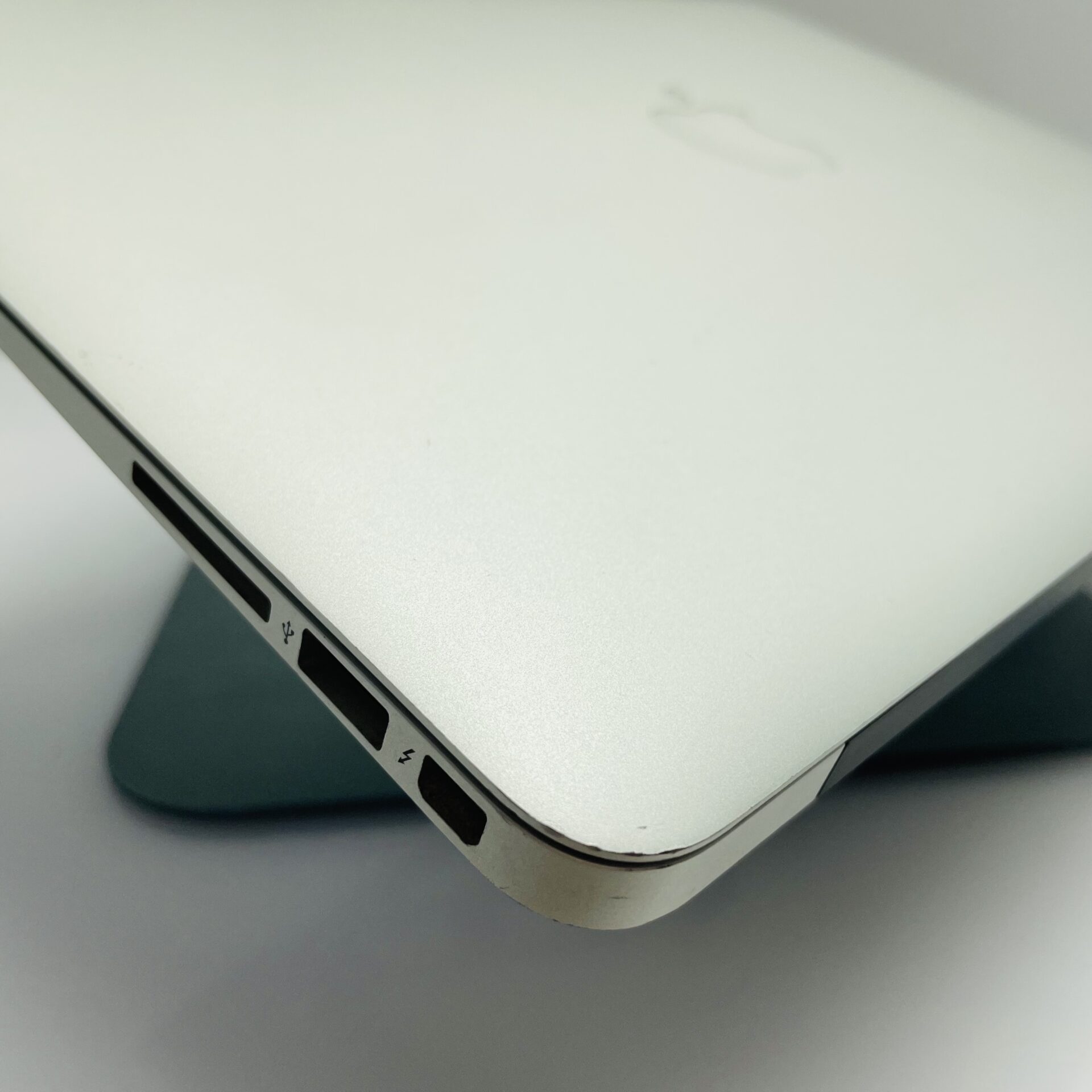 Apple MacBook Air 13-inch “Core i5” 1.7 GHz (Mid-2011) 8GB RAM 128GB SSD Silver - Minor Bright Spots - Image 8
