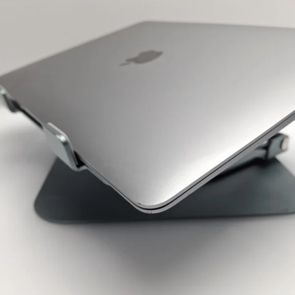 Apple MacBook Air “M1” 13-Inch 8 CPU/7 GPU (2020) 8GB RAM 256GB
