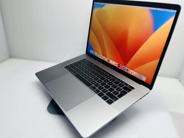 Apple MacBook Pro 15-Inch “Core i7” 2.9GHz (Touch/Mid-2017) 16GB