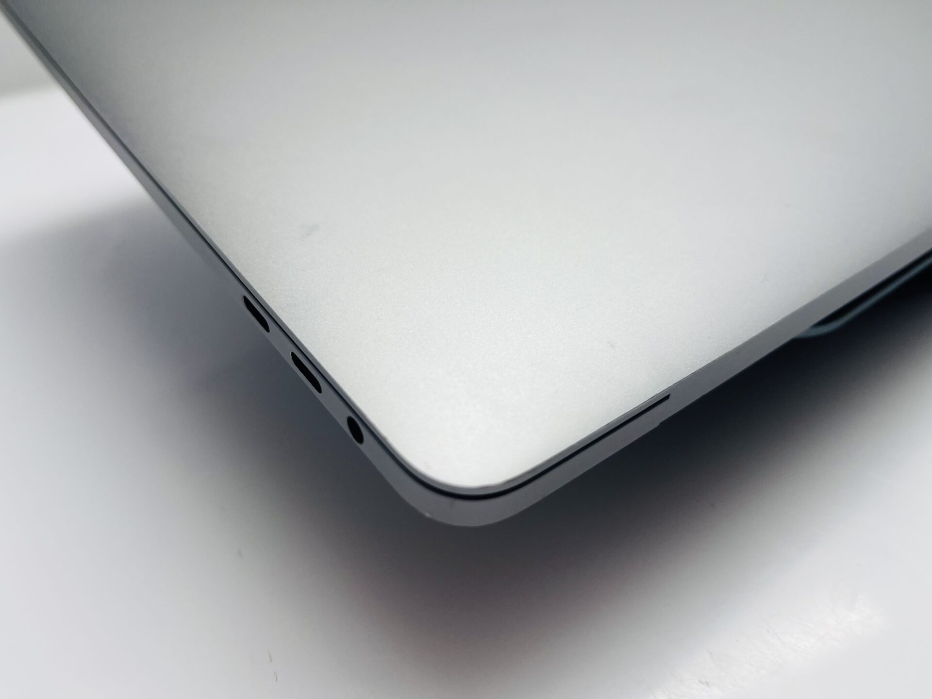 Apple MacBook Pro 15-Inch “Core i7” 2.9GHz (Touch/Mid-2017) 16GB