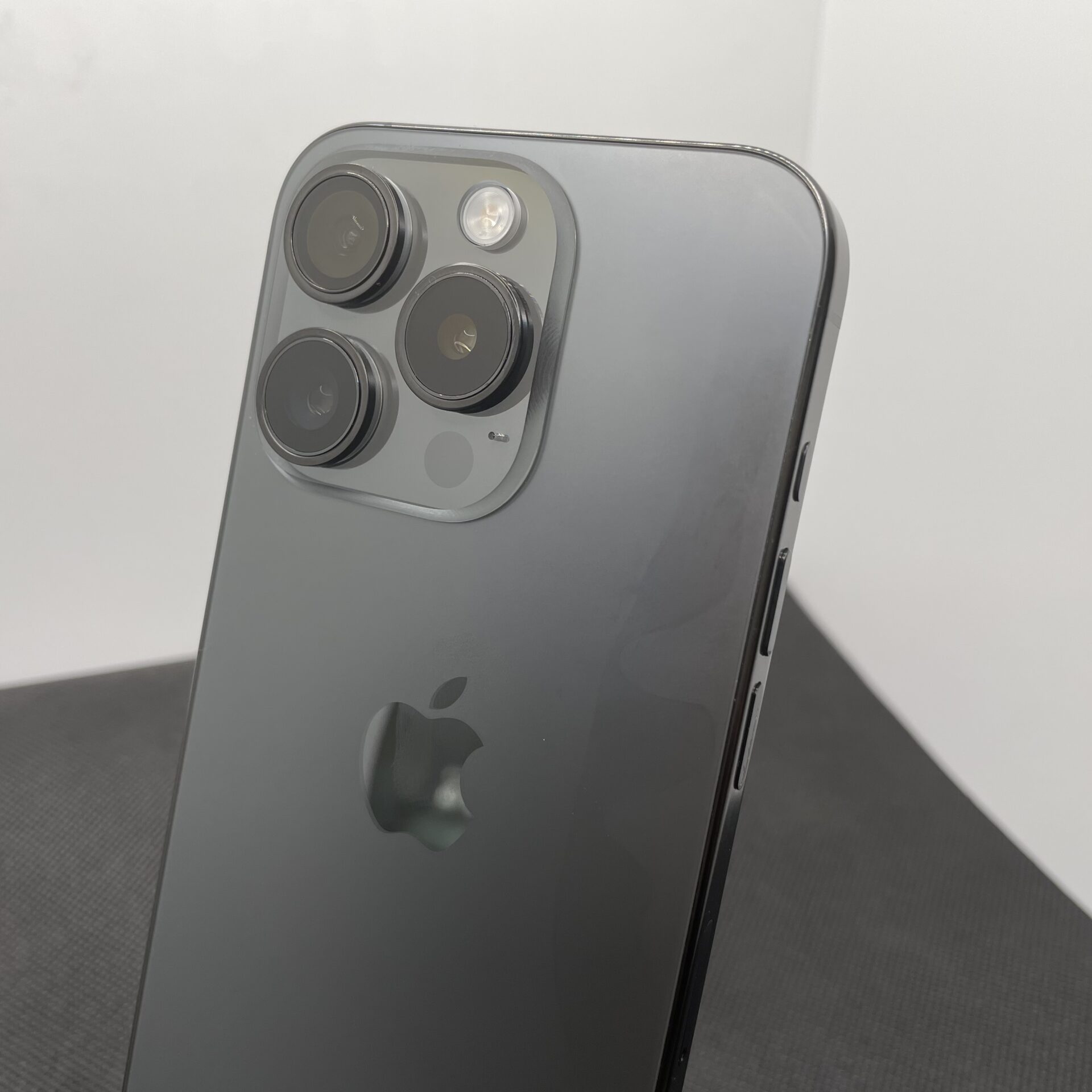 Apple iPhone 15 Pro 512GB Black Titanium - (Grade B) - Image 10