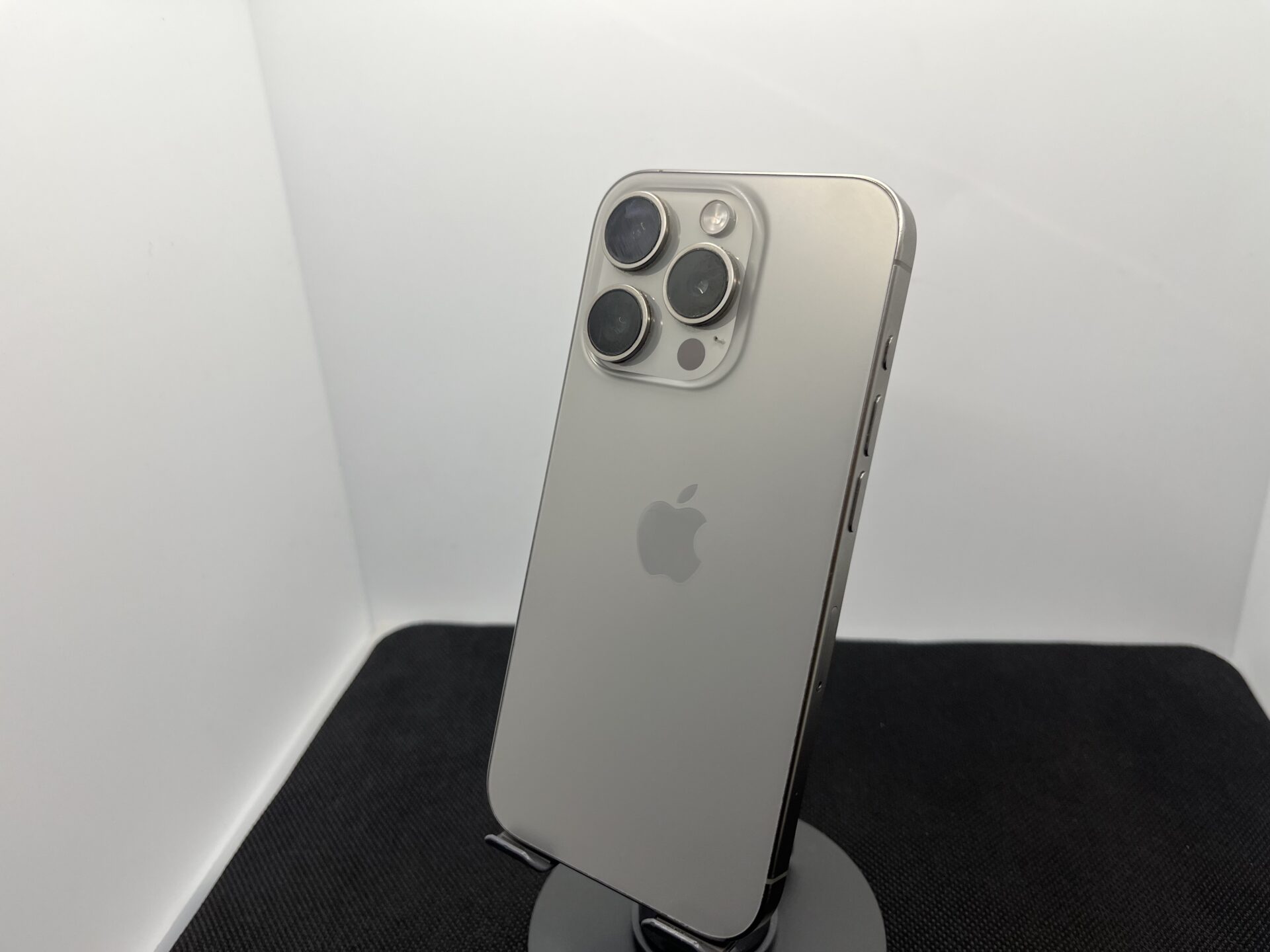Apple iPhone 15 Pro Max 256GB Natural Titanium - (Grade B) - Image 8
