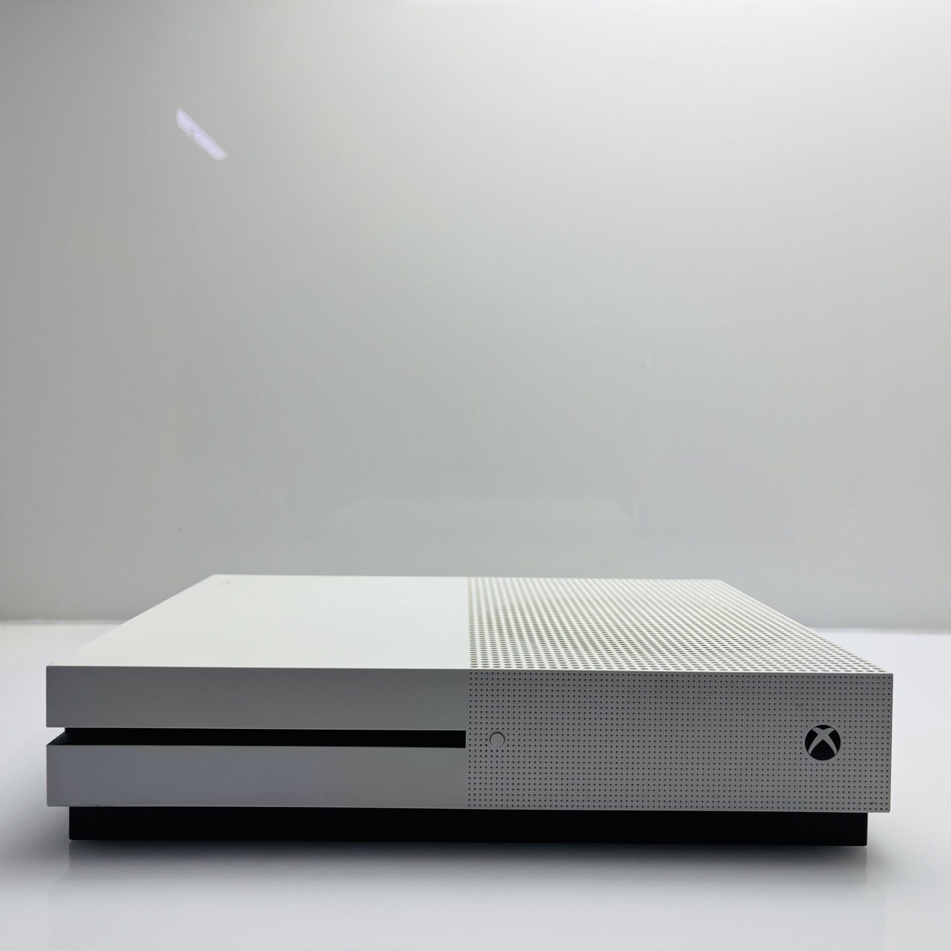 Xbox One S 1TB White + HDMI Cable + Power Cable + 1 Controller (Grade B) - Image 5