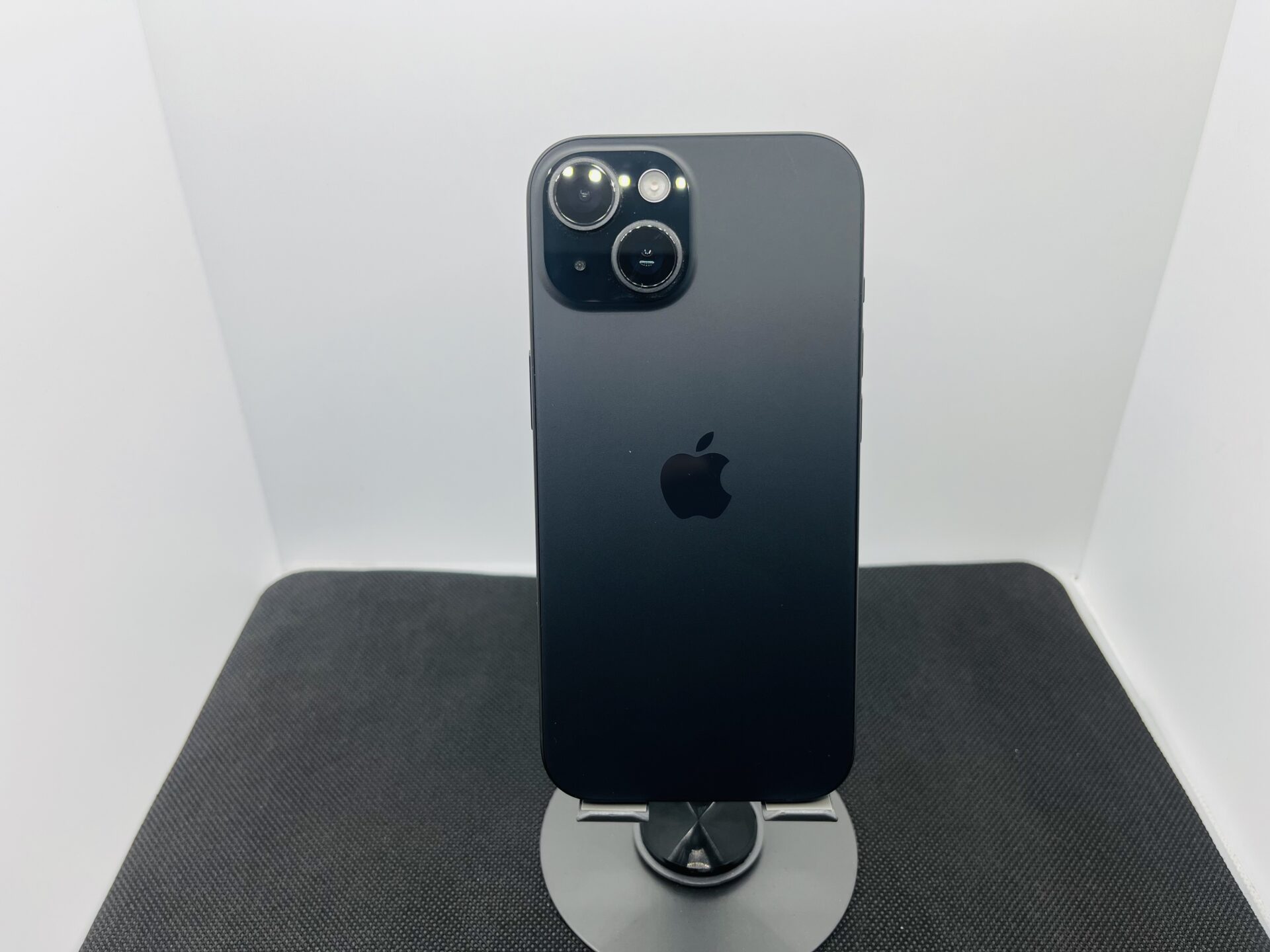 Apple iPhone 15 128GB Black – (Grade B) - Image 6