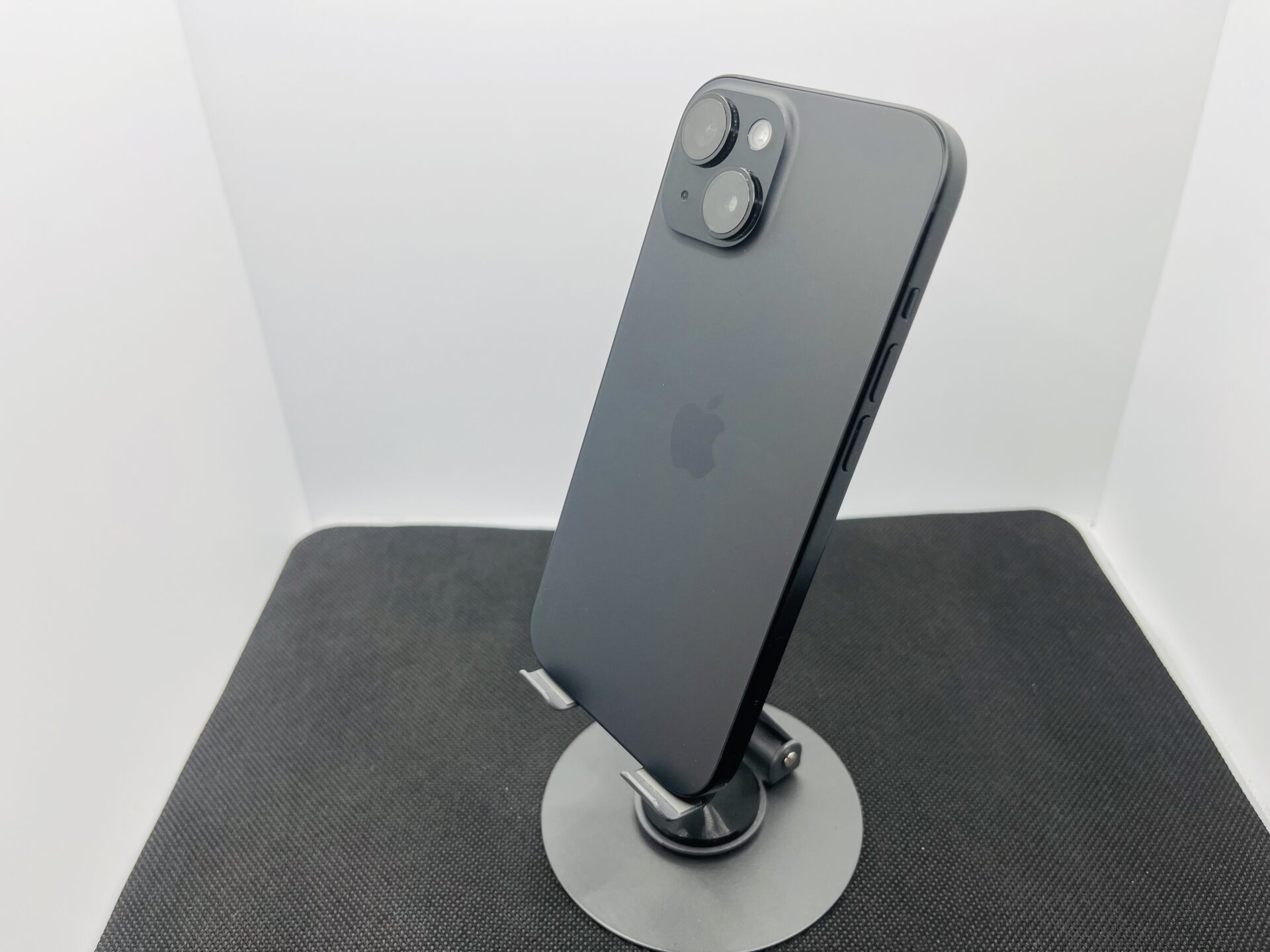 Apple iPhone 15 128GB Black – (Grade B) - Image 7