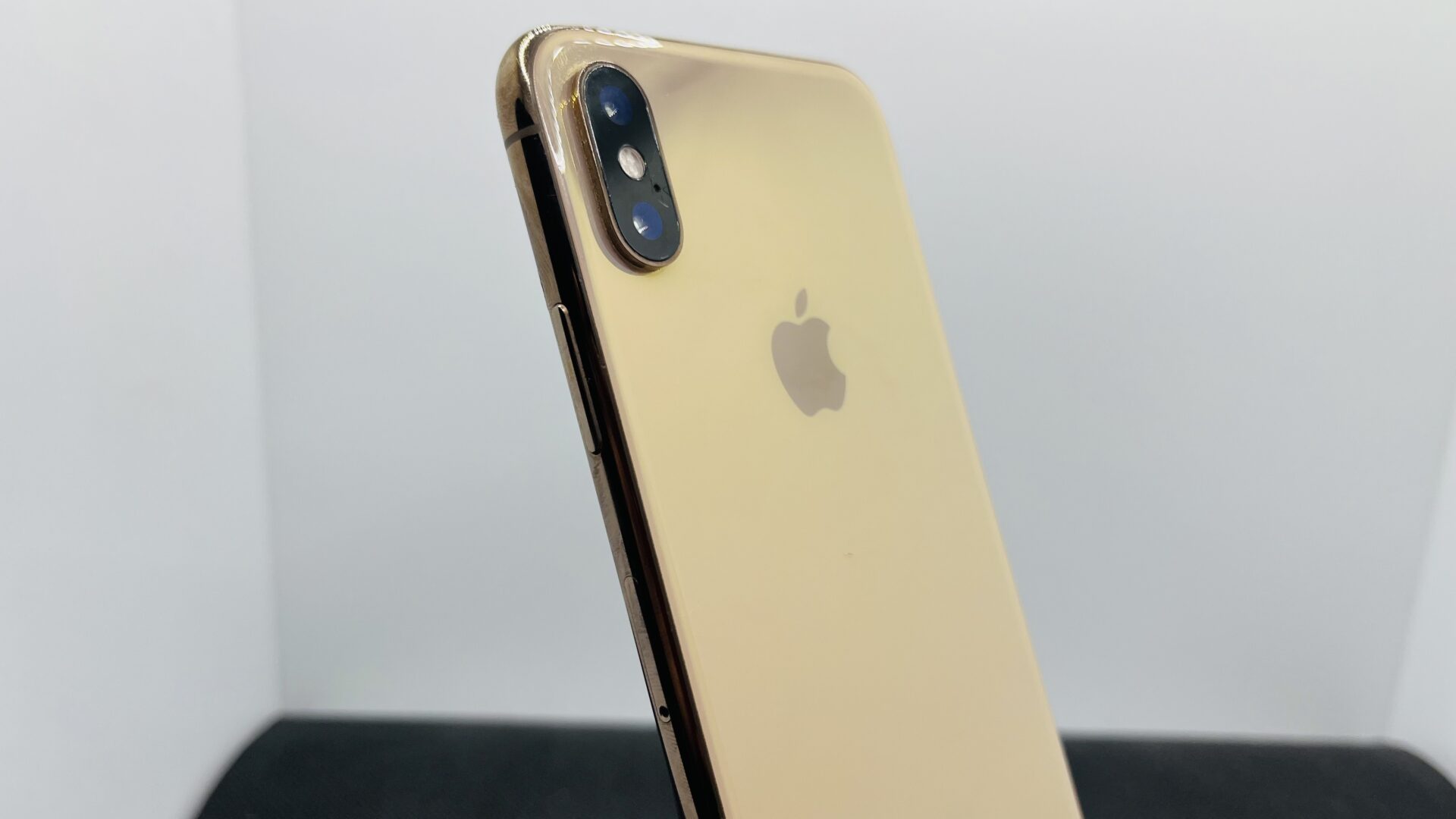 Apple iPhone XS 64GB Gold (Grade B)- Cracked Camera Lens | Epic
